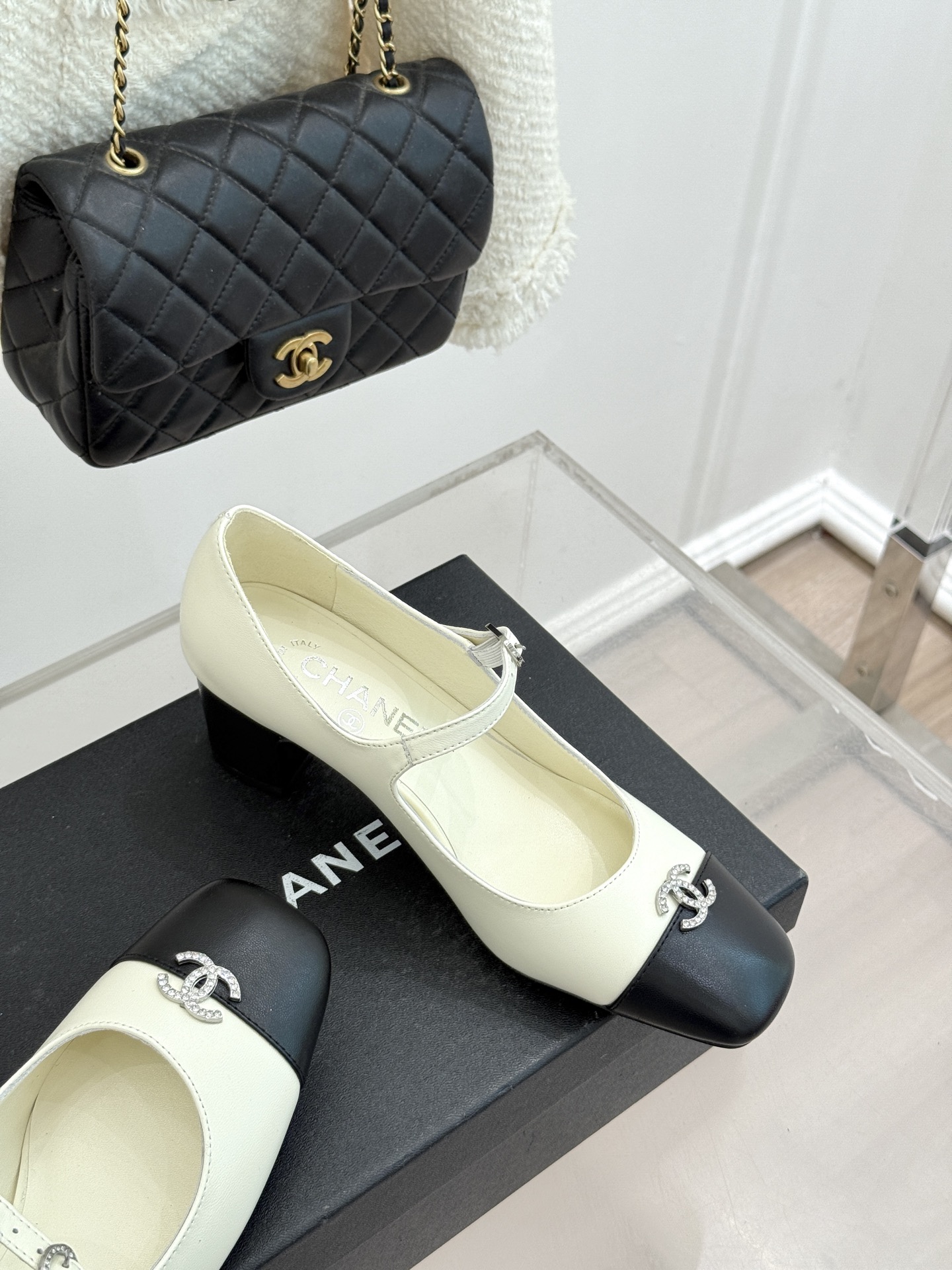 CHANE* ｜小香经典水钻双C拼色粗跟玛丽珍鞋这双玛丽珍鞋以复古玛丽珍为基底用拼色美学重构优雅秩序。经