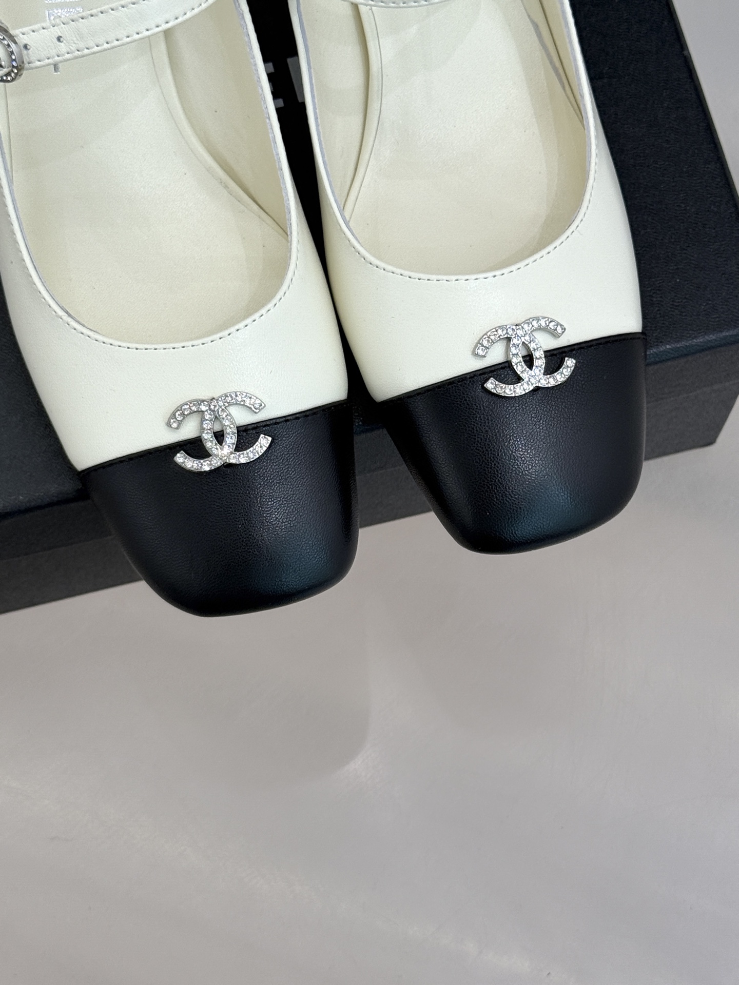 CHANE* ｜小香经典水钻双C拼色粗跟玛丽珍鞋这双玛丽珍鞋以复古玛丽珍为基底用拼色美学重构优雅秩序。经