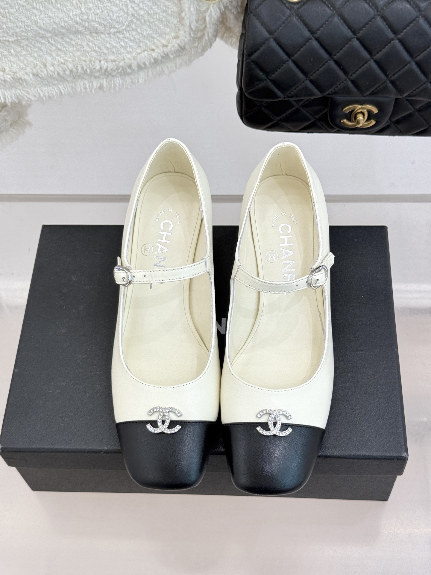 CHANE* ｜小香经典水钻双C拼色粗跟玛丽珍鞋这双玛丽珍鞋以复古玛丽珍为基底用拼色美学重构优雅秩序。经