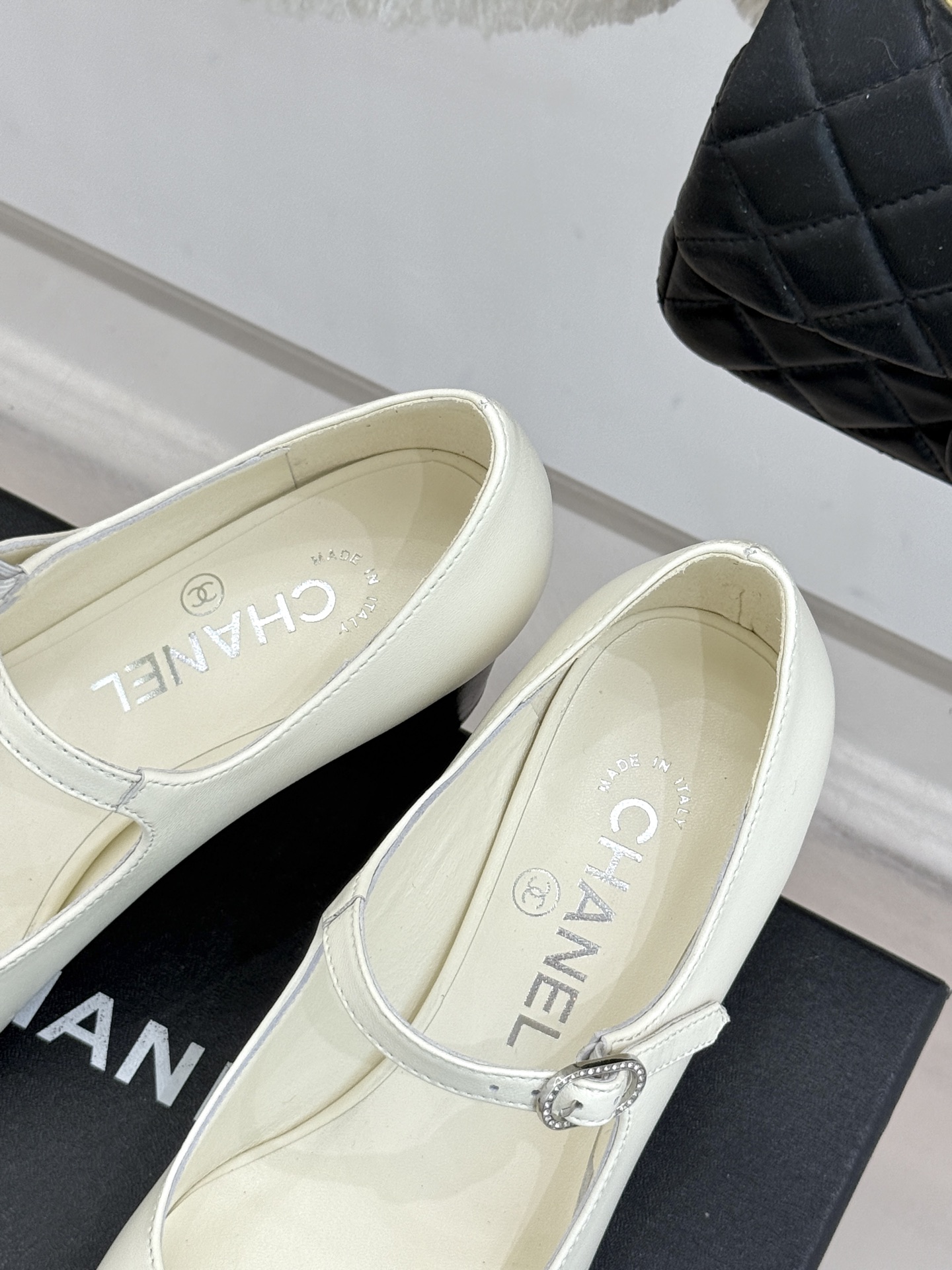 CHANE* ｜小香经典水钻双C拼色粗跟玛丽珍鞋这双玛丽珍鞋以复古玛丽珍为基底用拼色美学重构优雅秩序。经