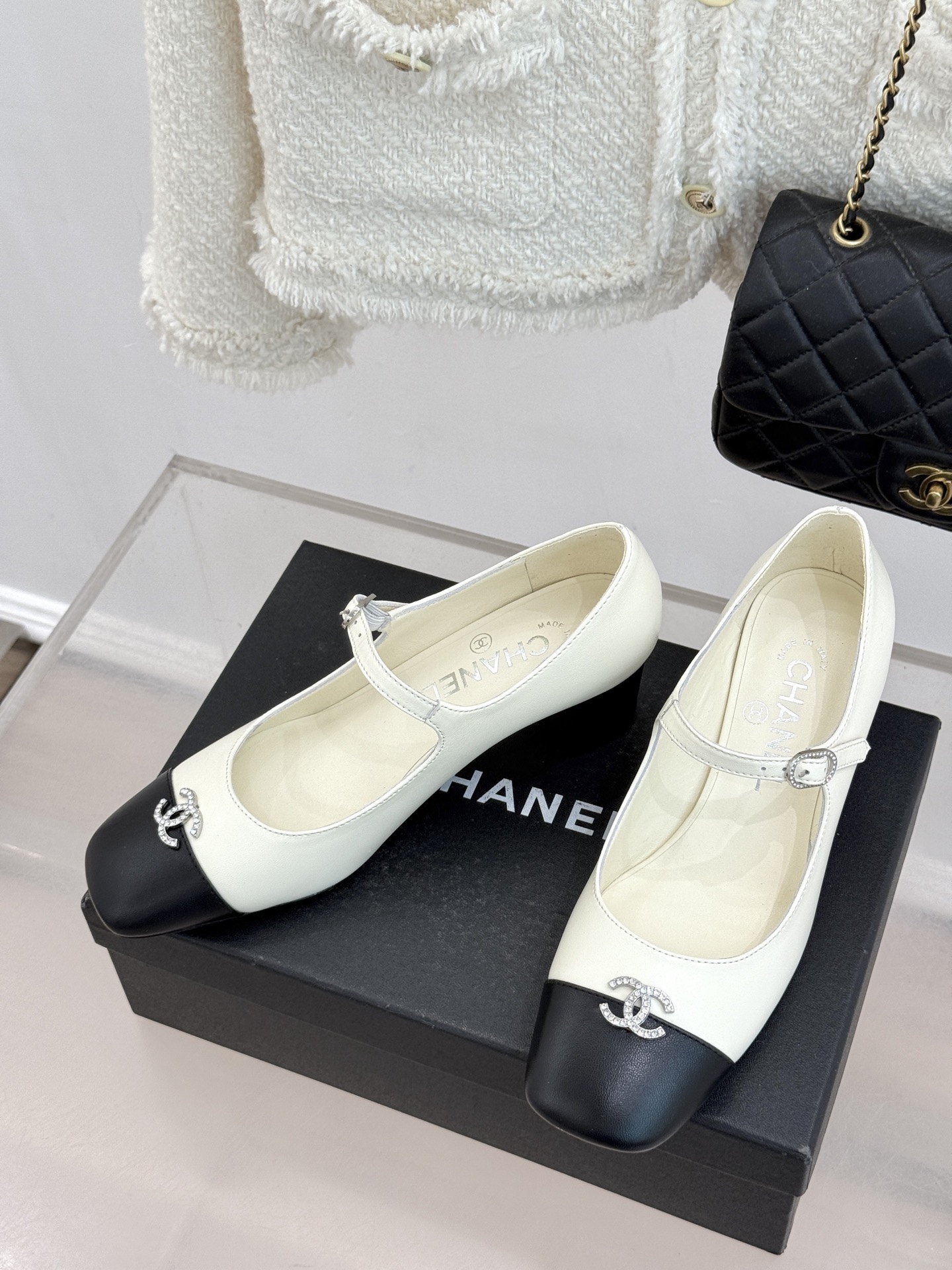 CHANE* ｜小香经典水钻双C拼色粗跟玛丽珍鞋这双玛丽珍鞋以复古玛丽珍为基底用拼色美学重构优雅秩序。经