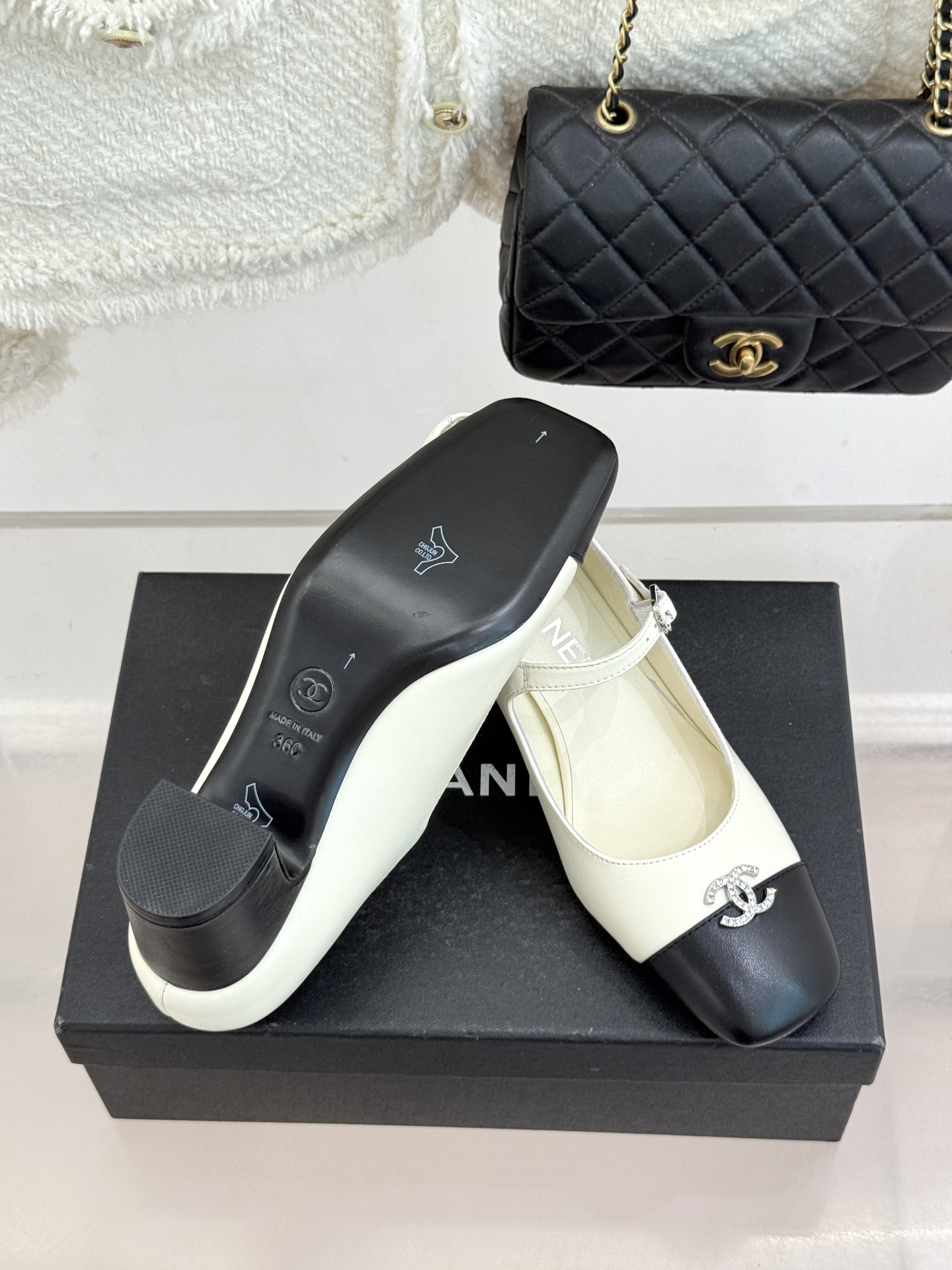 CHANE* ｜小香经典水钻双C拼色粗跟玛丽珍鞋这双玛丽珍鞋以复古玛丽珍为基底用拼色美学重构优雅秩序。经