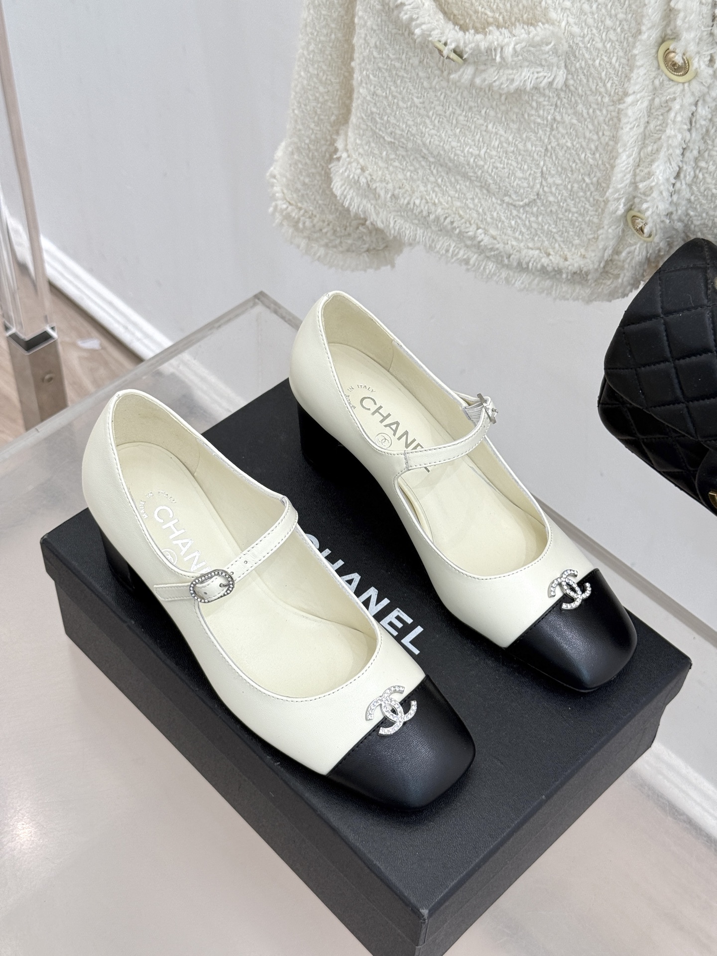 CHANE* ｜小香经典水钻双C拼色粗跟玛丽珍鞋这双玛丽珍鞋以复古玛丽珍为基底用拼色美学重构优雅秩序。经