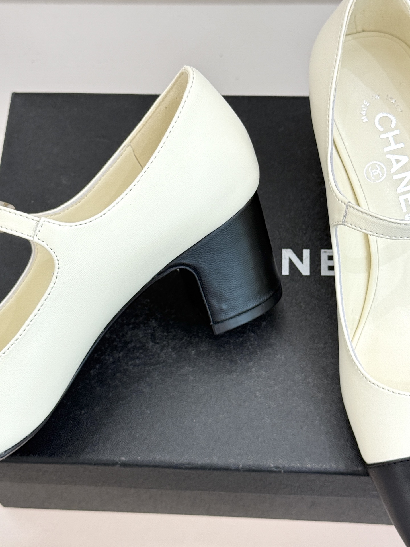 CHANE* ｜小香经典水钻双C拼色粗跟玛丽珍鞋这双玛丽珍鞋以复古玛丽珍为基底用拼色美学重构优雅秩序。经