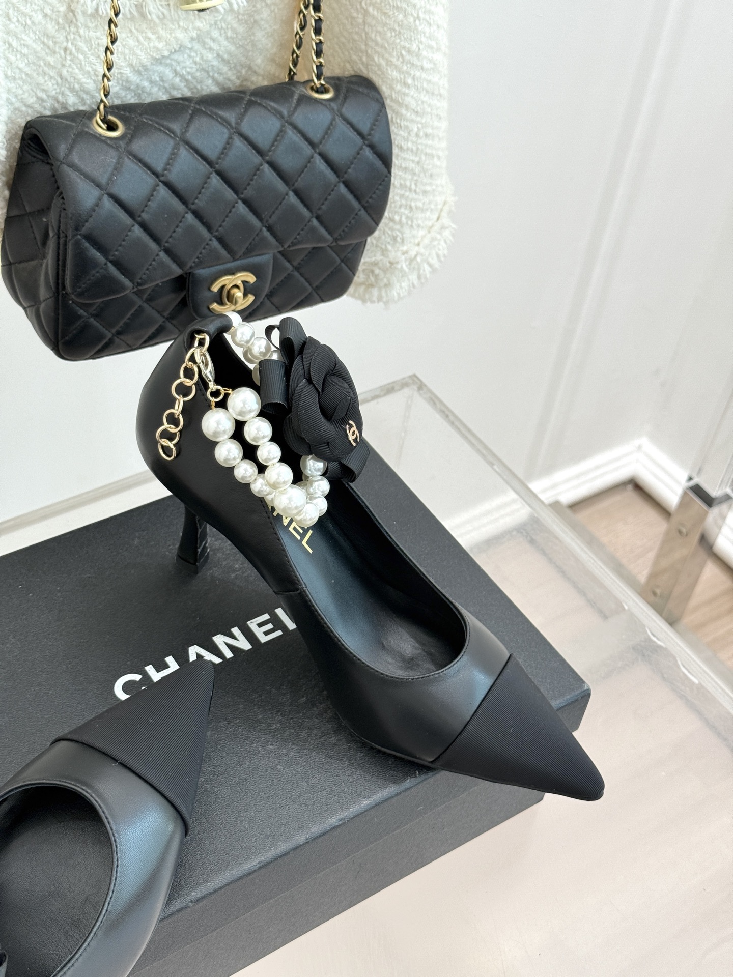 CHANE*｜小香经典脚环大珍珠双C山茶花尖头拼色高跟鞋鞋单鞋这款凉鞋以利落剪裁开启春夏序章。拼色设计碰