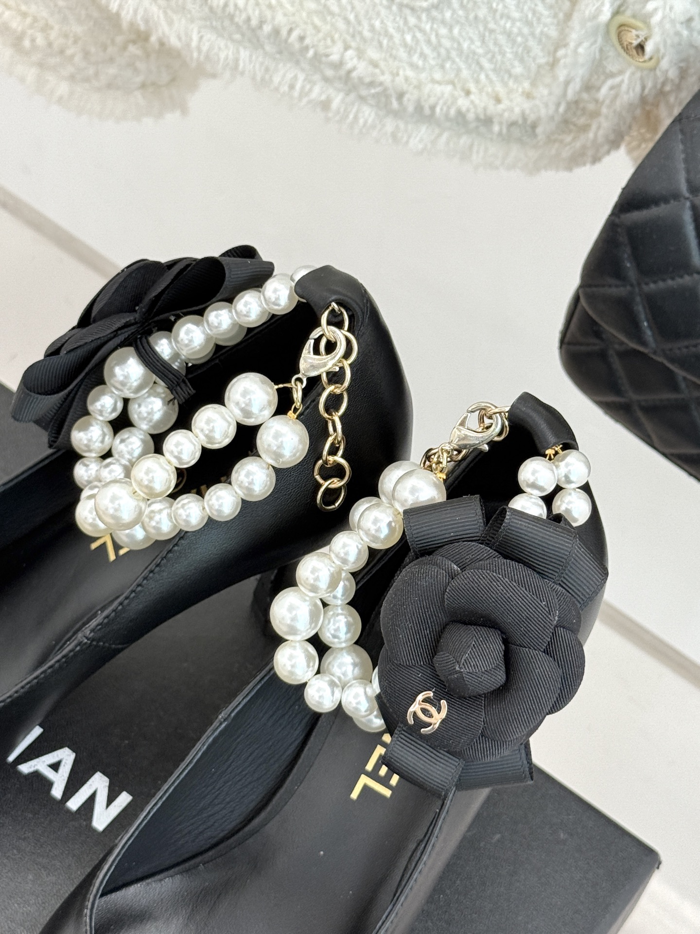 CHANE*｜小香经典脚环大珍珠双C山茶花尖头拼色高跟鞋鞋单鞋这款凉鞋以利落剪裁开启春夏序章。拼色设计碰