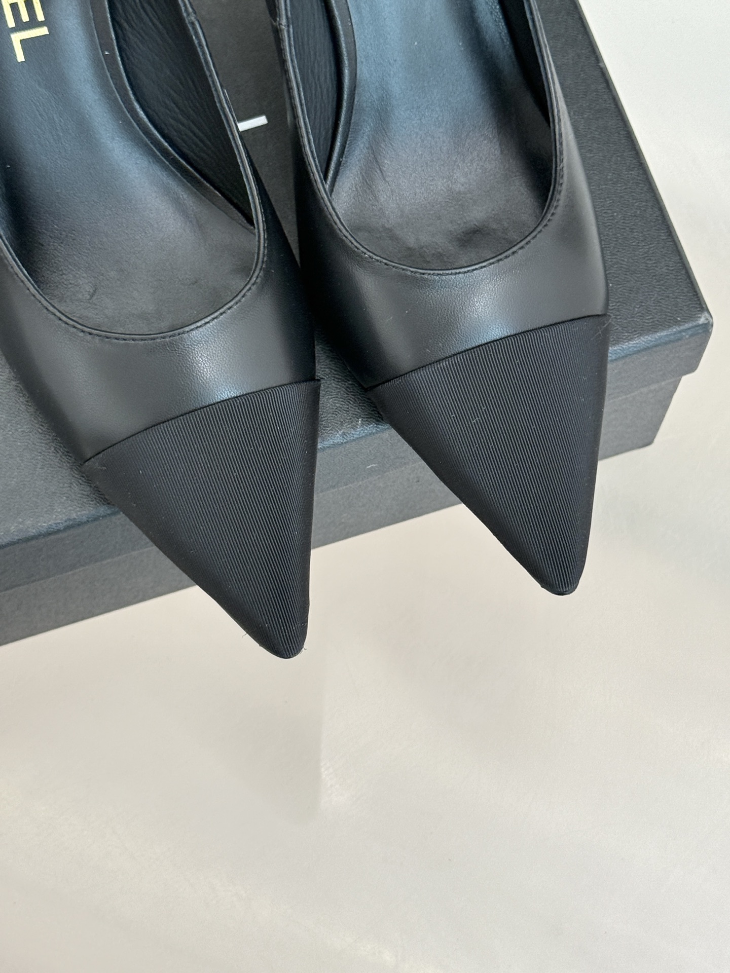 CHANE*｜小香经典脚环大珍珠双C山茶花尖头拼色高跟鞋鞋单鞋这款凉鞋以利落剪裁开启春夏序章。拼色设计碰