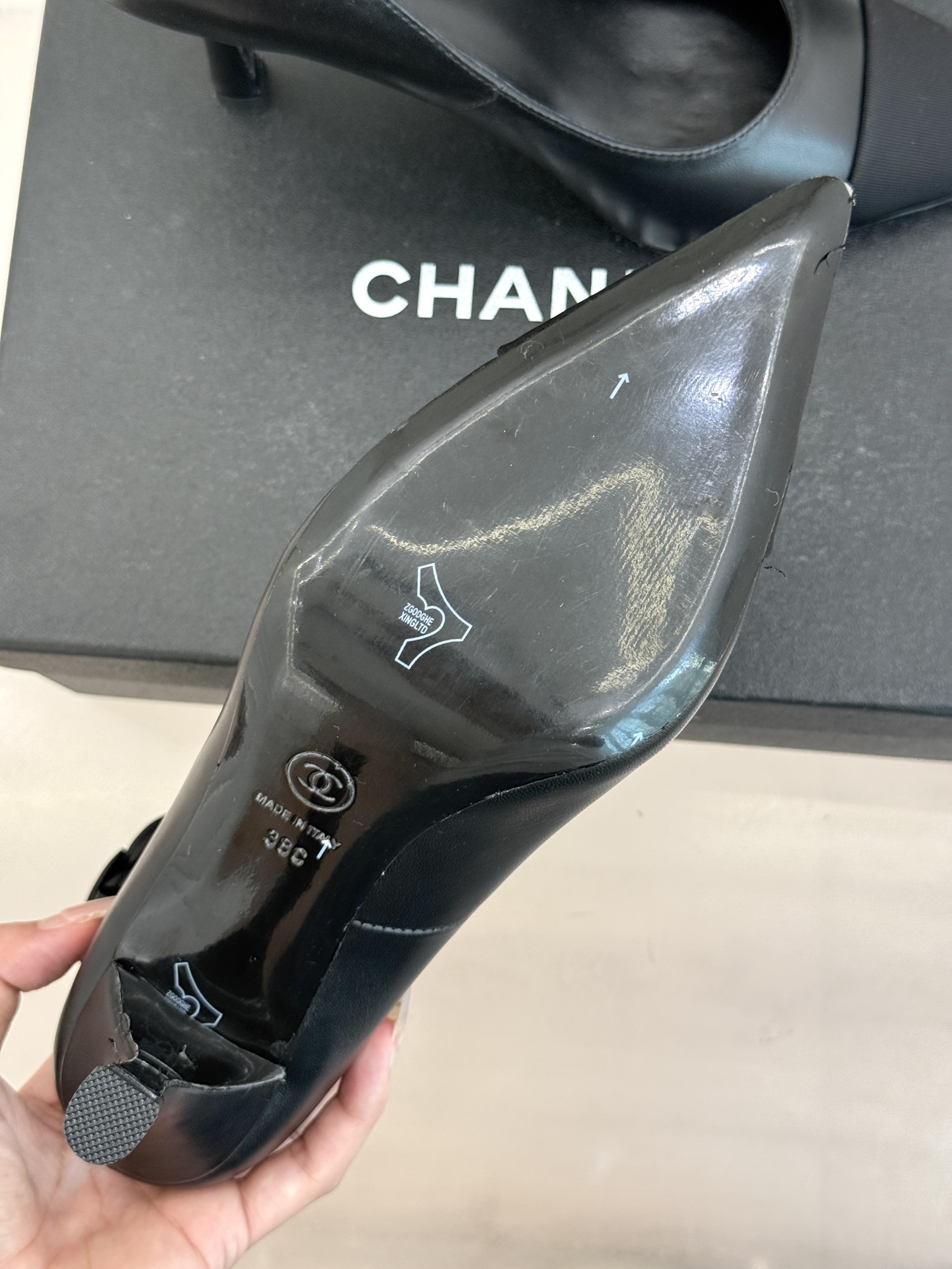 CHANE*｜小香经典脚环大珍珠双C山茶花尖头拼色高跟鞋鞋单鞋这款凉鞋以利落剪裁开启春夏序章。拼色设计碰