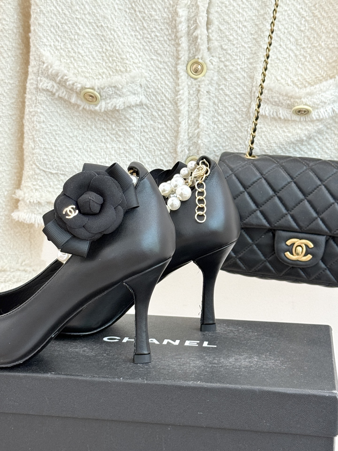 CHANE*｜小香经典脚环大珍珠双C山茶花尖头拼色高跟鞋鞋单鞋这款凉鞋以利落剪裁开启春夏序章。拼色设计碰