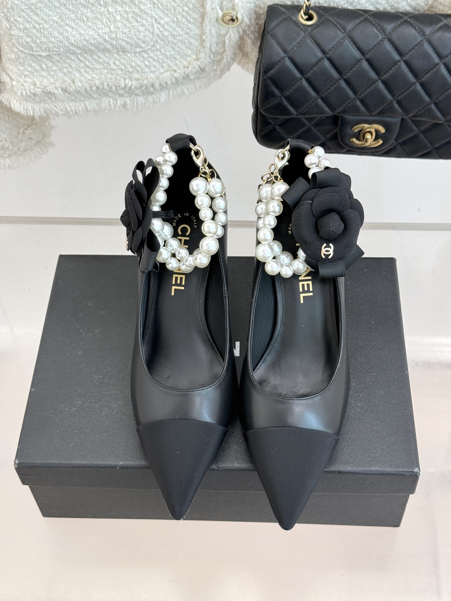 CHANE*｜小香经典脚环大珍珠双C山茶花尖头拼色高跟鞋鞋单鞋这款凉鞋以利落剪裁开启春夏序章。拼色设计碰