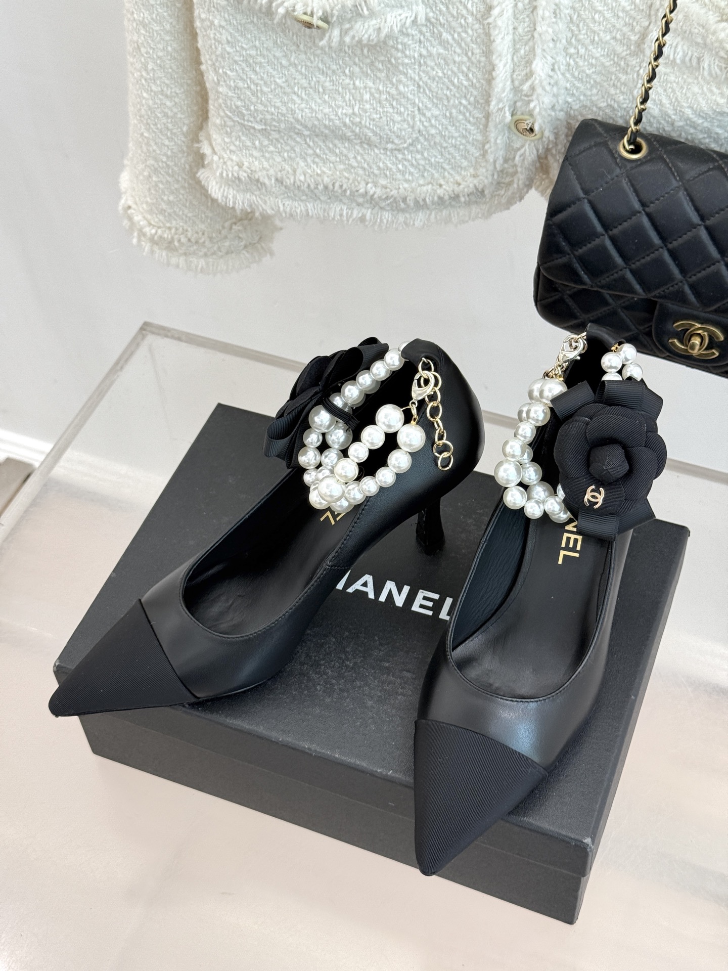 CHANE*｜小香经典脚环大珍珠双C山茶花尖头拼色高跟鞋鞋单鞋这款凉鞋以利落剪裁开启春夏序章。拼色设计碰