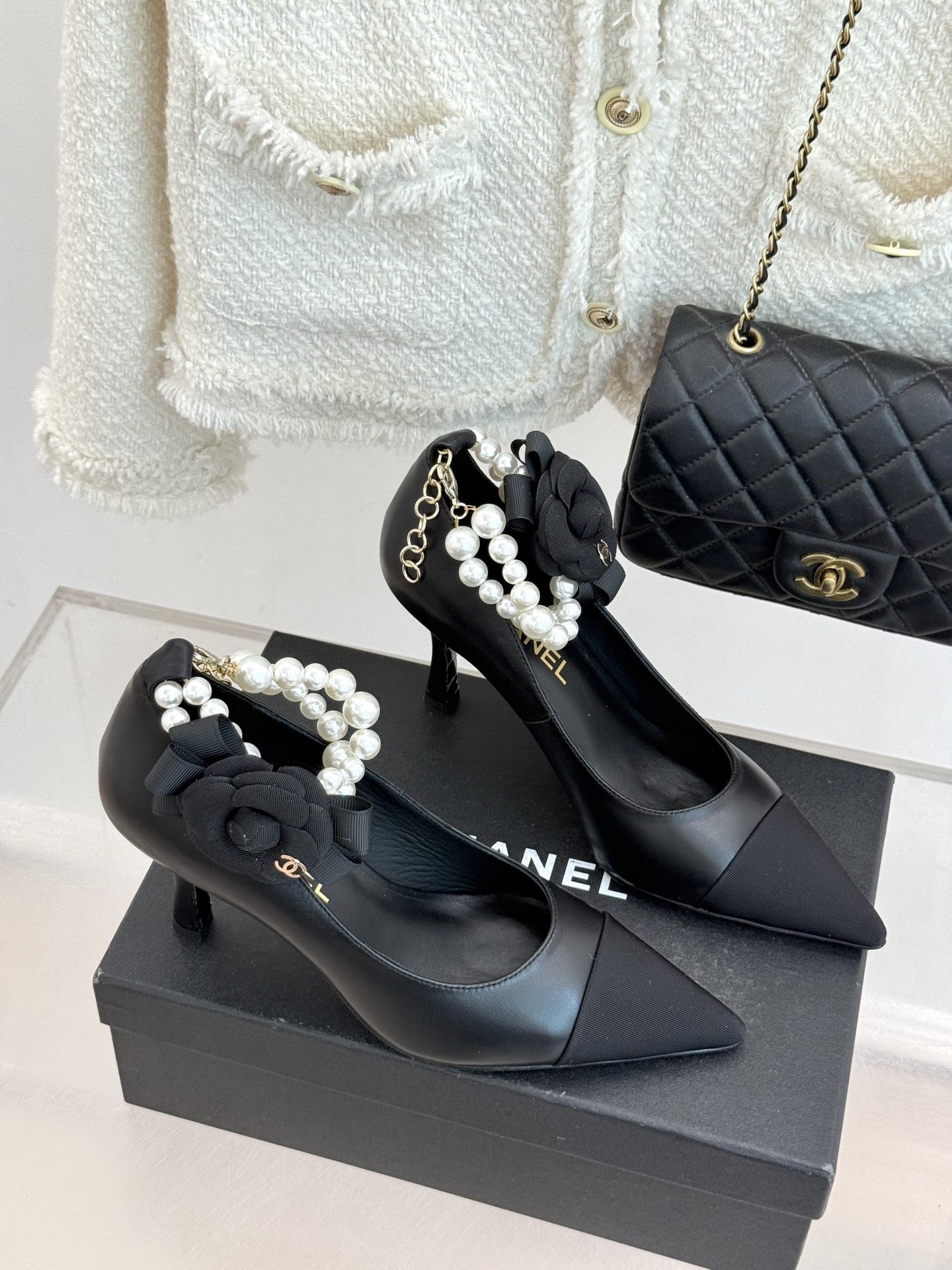 CHANE*｜小香经典脚环大珍珠双C山茶花尖头拼色高跟鞋鞋单鞋这款凉鞋以利落剪裁开启春夏序章。拼色设计碰