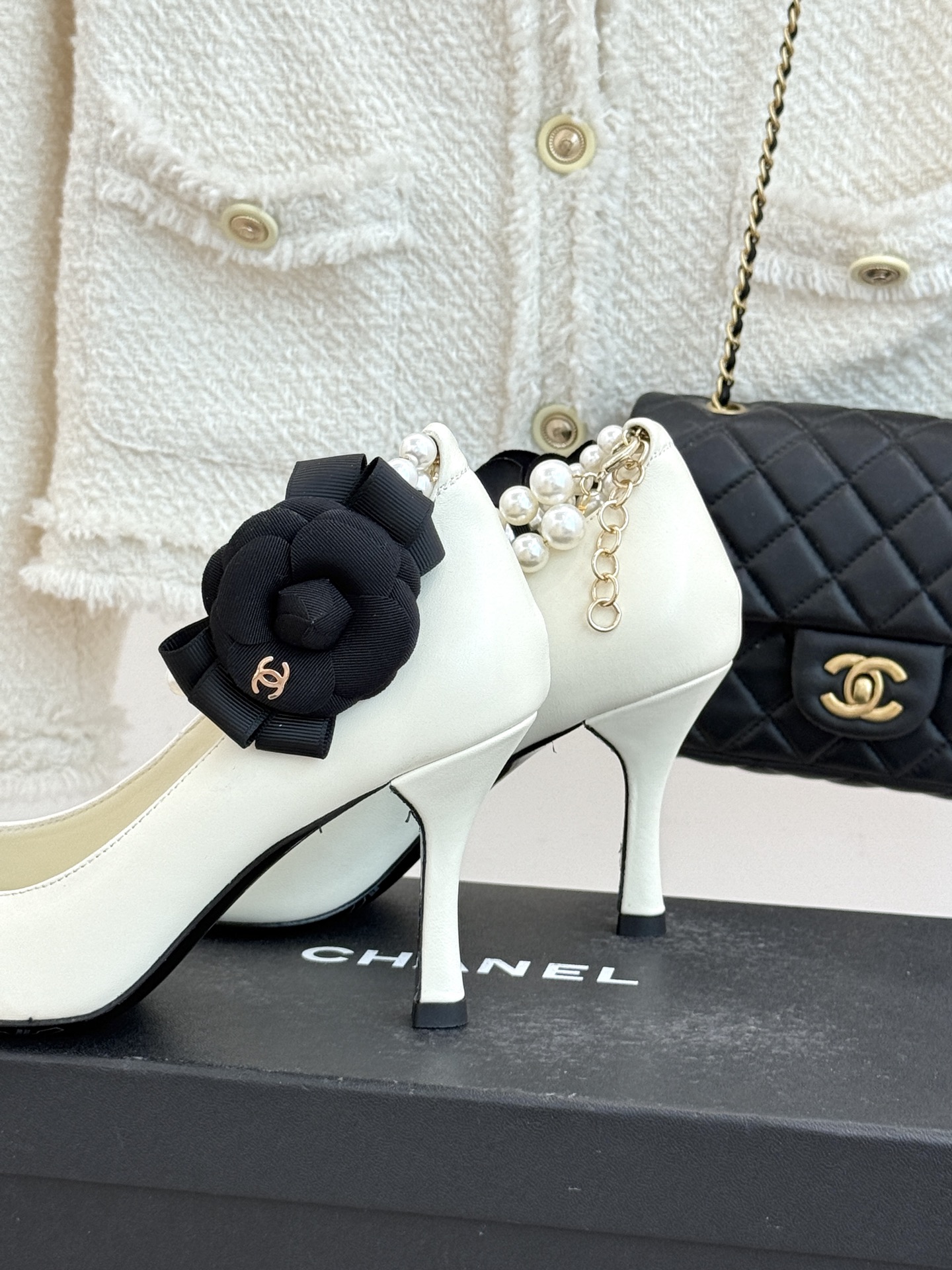 CHANE*｜小香经典脚环大珍珠双C山茶花尖头拼色高跟鞋鞋单鞋这款凉鞋以利落剪裁开启春夏序章。拼色设计碰