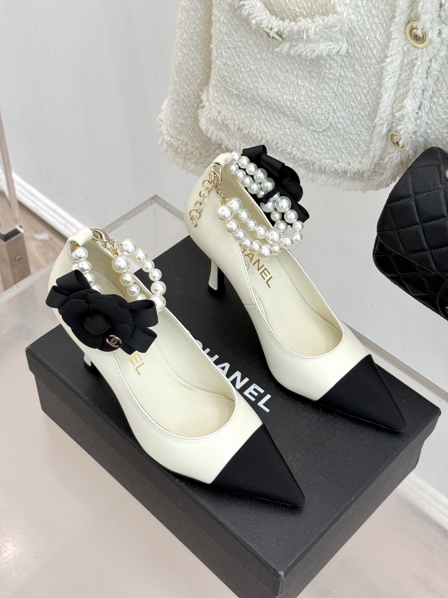 CHANE*｜小香经典脚环大珍珠双C山茶花尖头拼色高跟鞋鞋单鞋这款凉鞋以利落剪裁开启春夏序章。拼色设计碰