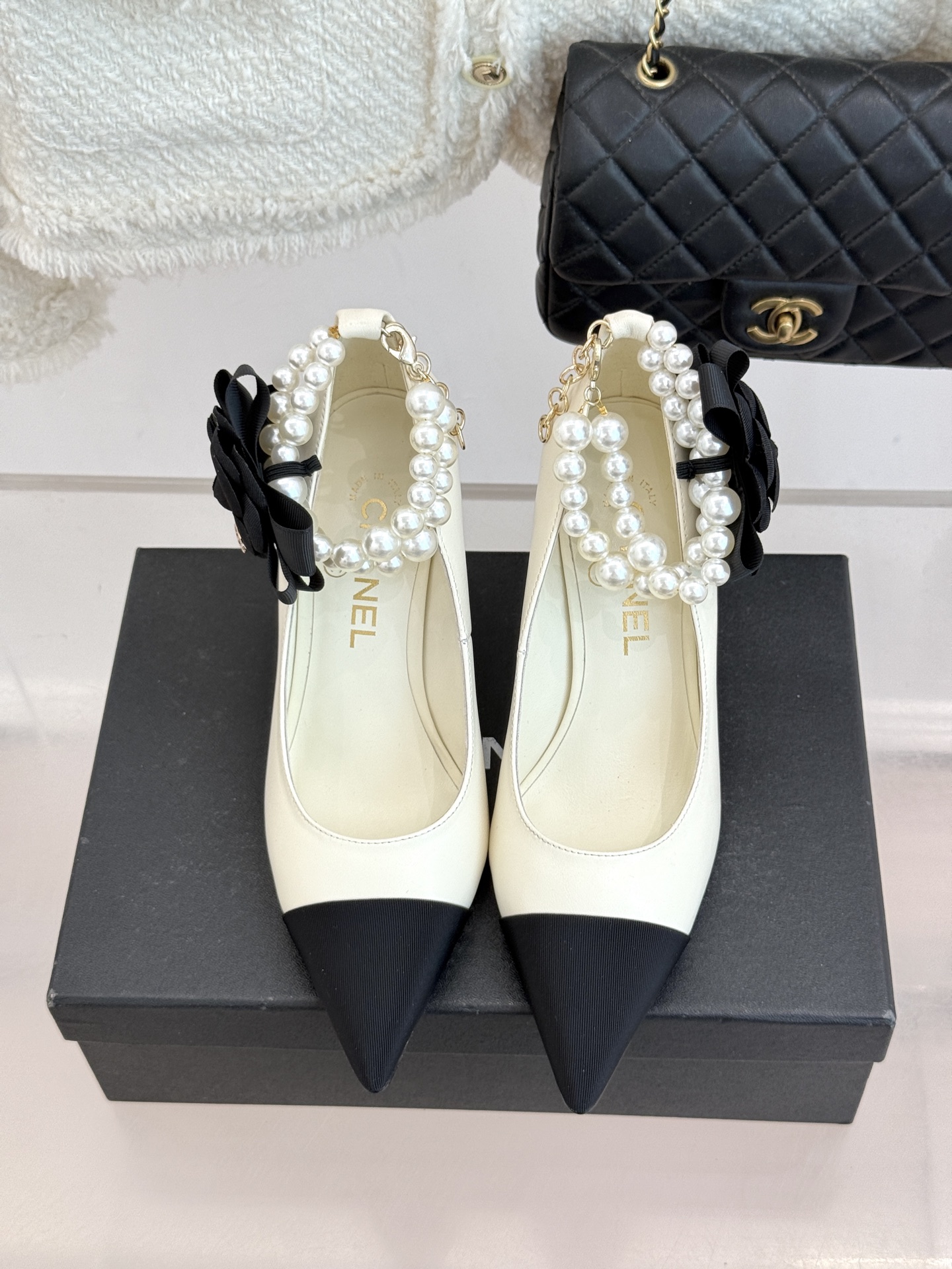 CHANE*｜小香经典脚环大珍珠双C山茶花尖头拼色高跟鞋鞋单鞋这款凉鞋以利落剪裁开启春夏序章。拼色设计碰