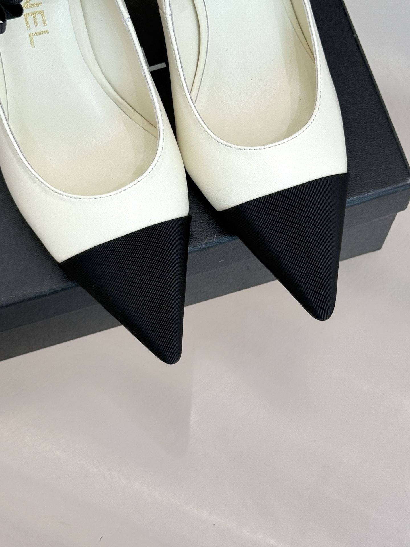 CHANE*｜小香经典脚环大珍珠双C山茶花尖头拼色高跟鞋鞋单鞋这款凉鞋以利落剪裁开启春夏序章。拼色设计碰