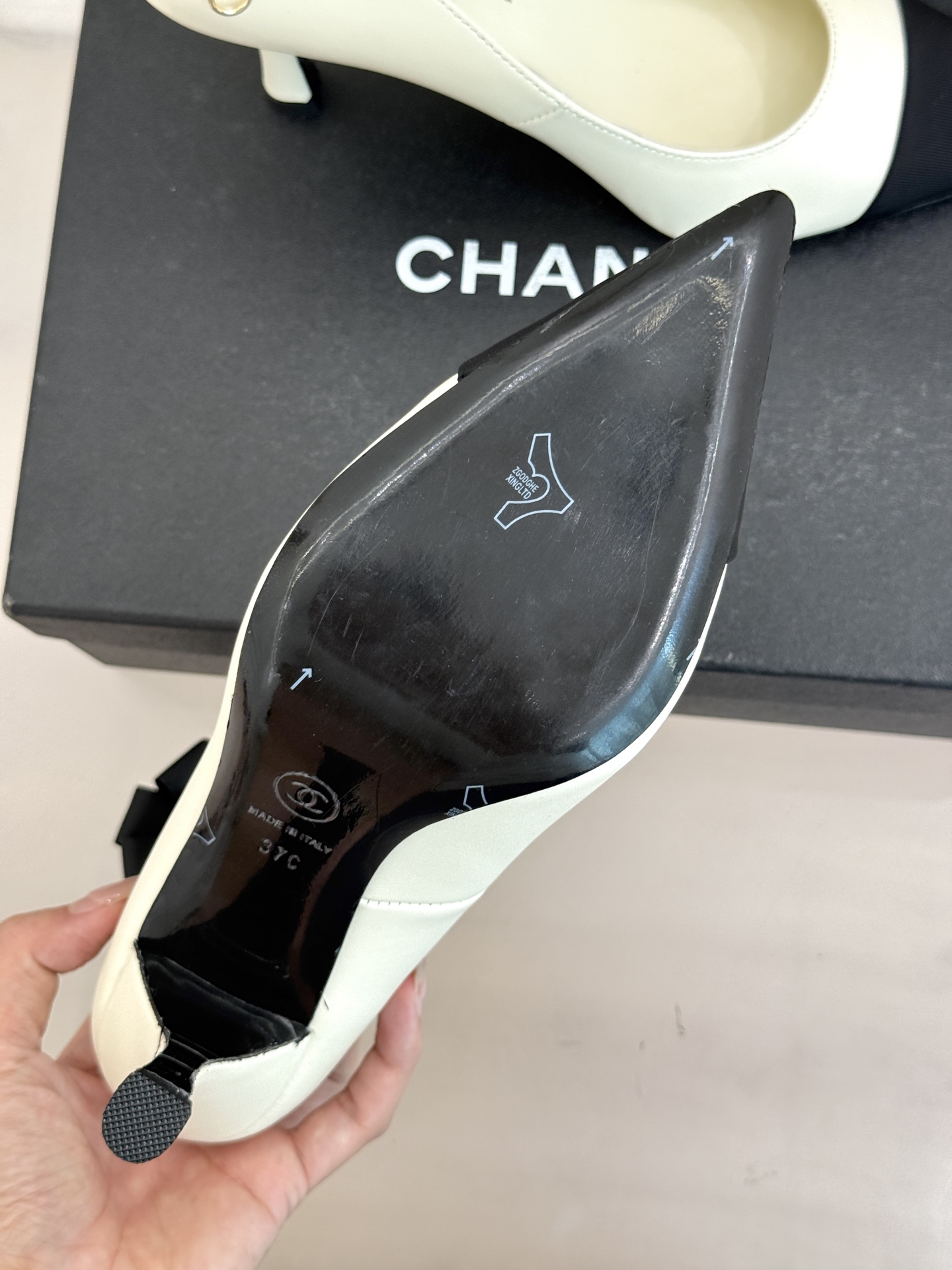 CHANE*｜小香经典脚环大珍珠双C山茶花尖头拼色高跟鞋鞋单鞋这款凉鞋以利落剪裁开启春夏序章。拼色设计碰