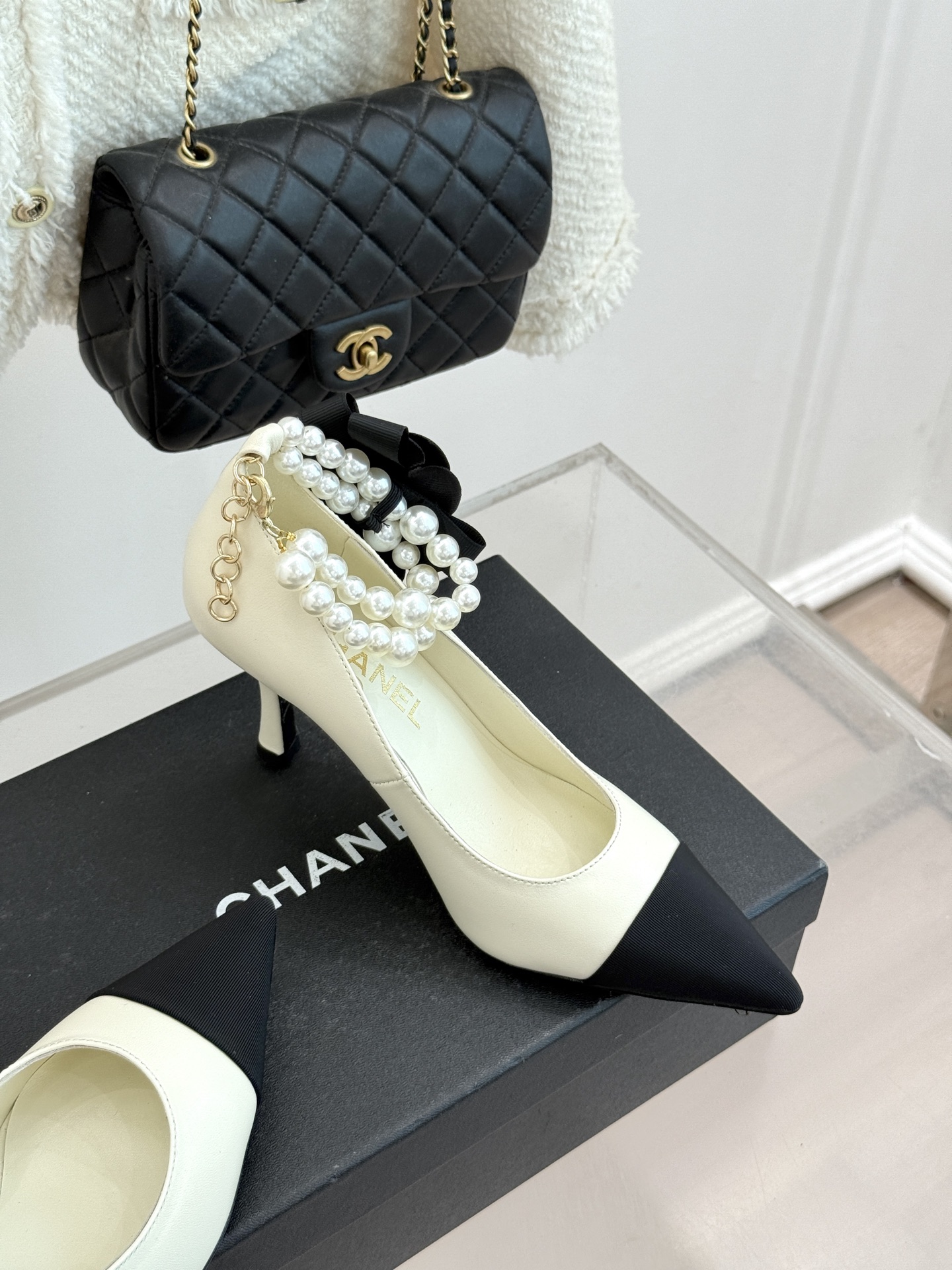 CHANE*｜小香经典脚环大珍珠双C山茶花尖头拼色高跟鞋鞋单鞋这款凉鞋以利落剪裁开启春夏序章。拼色设计碰