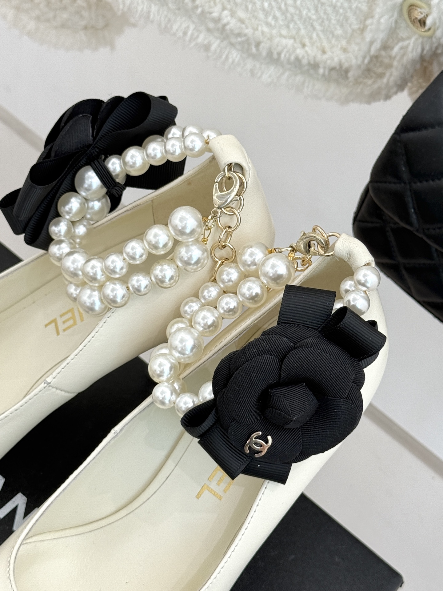 CHANE*｜小香经典脚环大珍珠双C山茶花尖头拼色高跟鞋鞋单鞋这款凉鞋以利落剪裁开启春夏序章。拼色设计碰