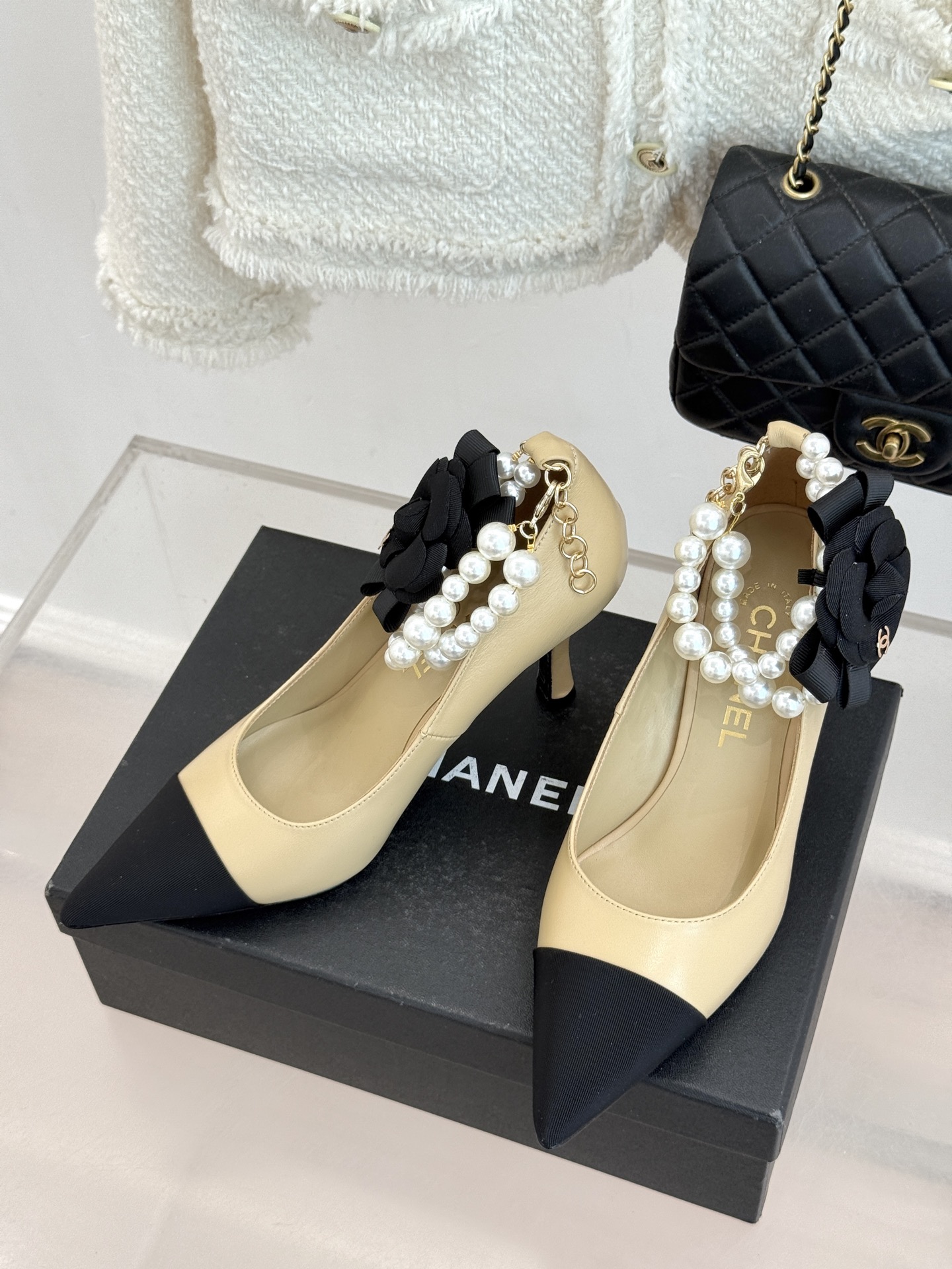 CHANE*｜小香经典脚环大珍珠双C山茶花尖头拼色高跟鞋鞋单鞋这款凉鞋以利落剪裁开启春夏序章。拼色设计碰