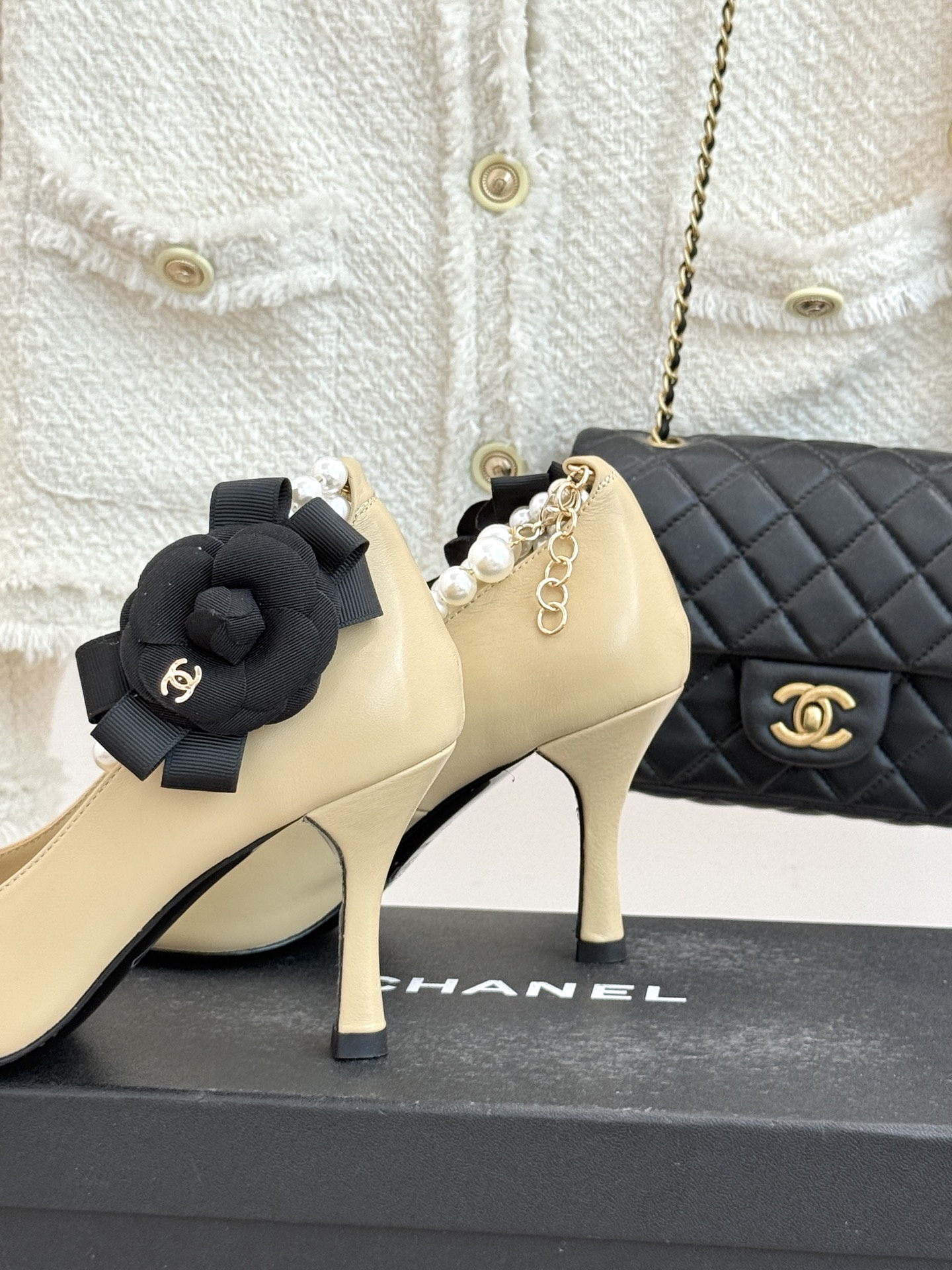 CHANE*｜小香经典脚环大珍珠双C山茶花尖头拼色高跟鞋鞋单鞋这款凉鞋以利落剪裁开启春夏序章。拼色设计碰