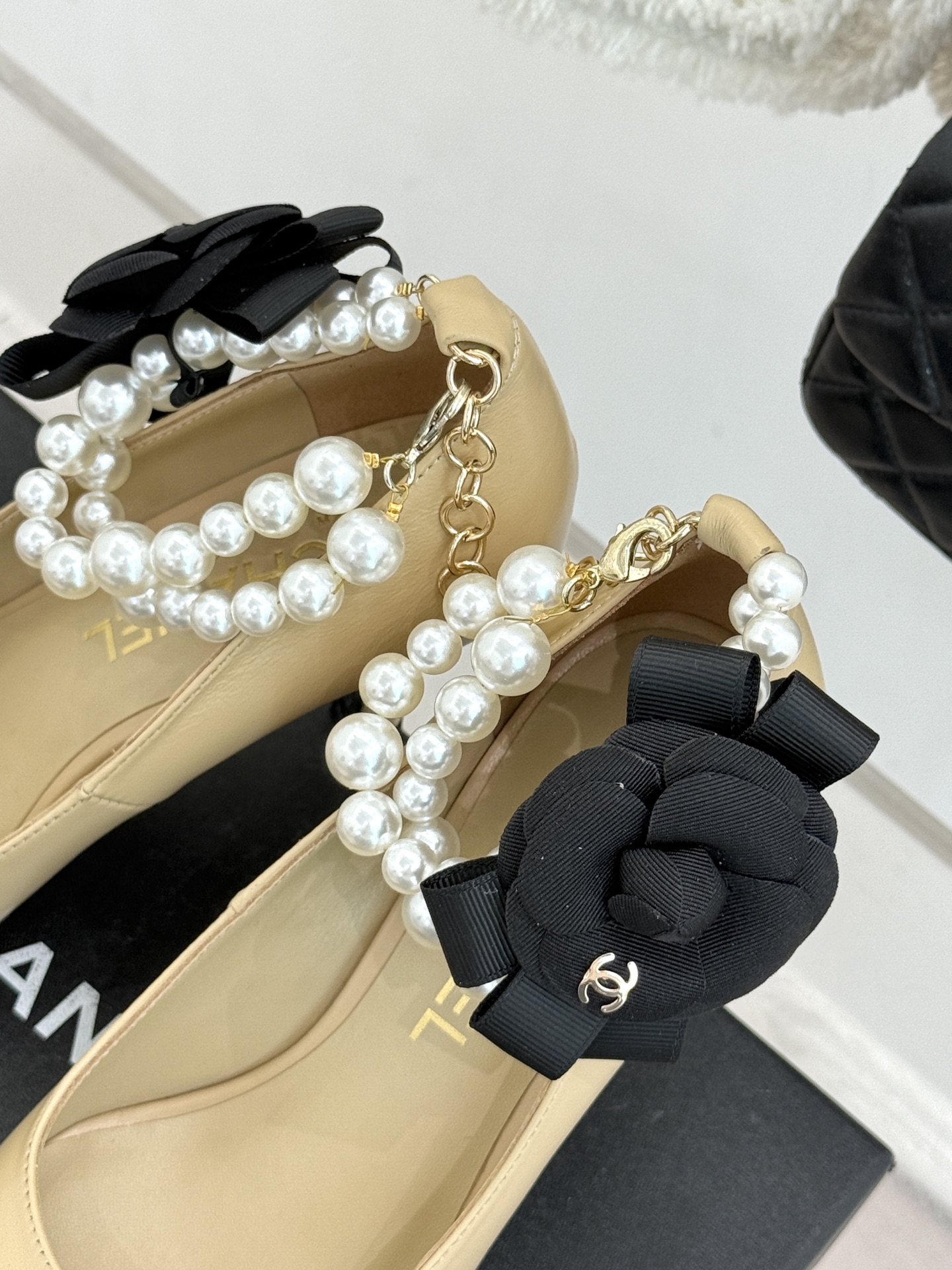 CHANE*｜小香经典脚环大珍珠双C山茶花尖头拼色高跟鞋鞋单鞋这款凉鞋以利落剪裁开启春夏序章。拼色设计碰