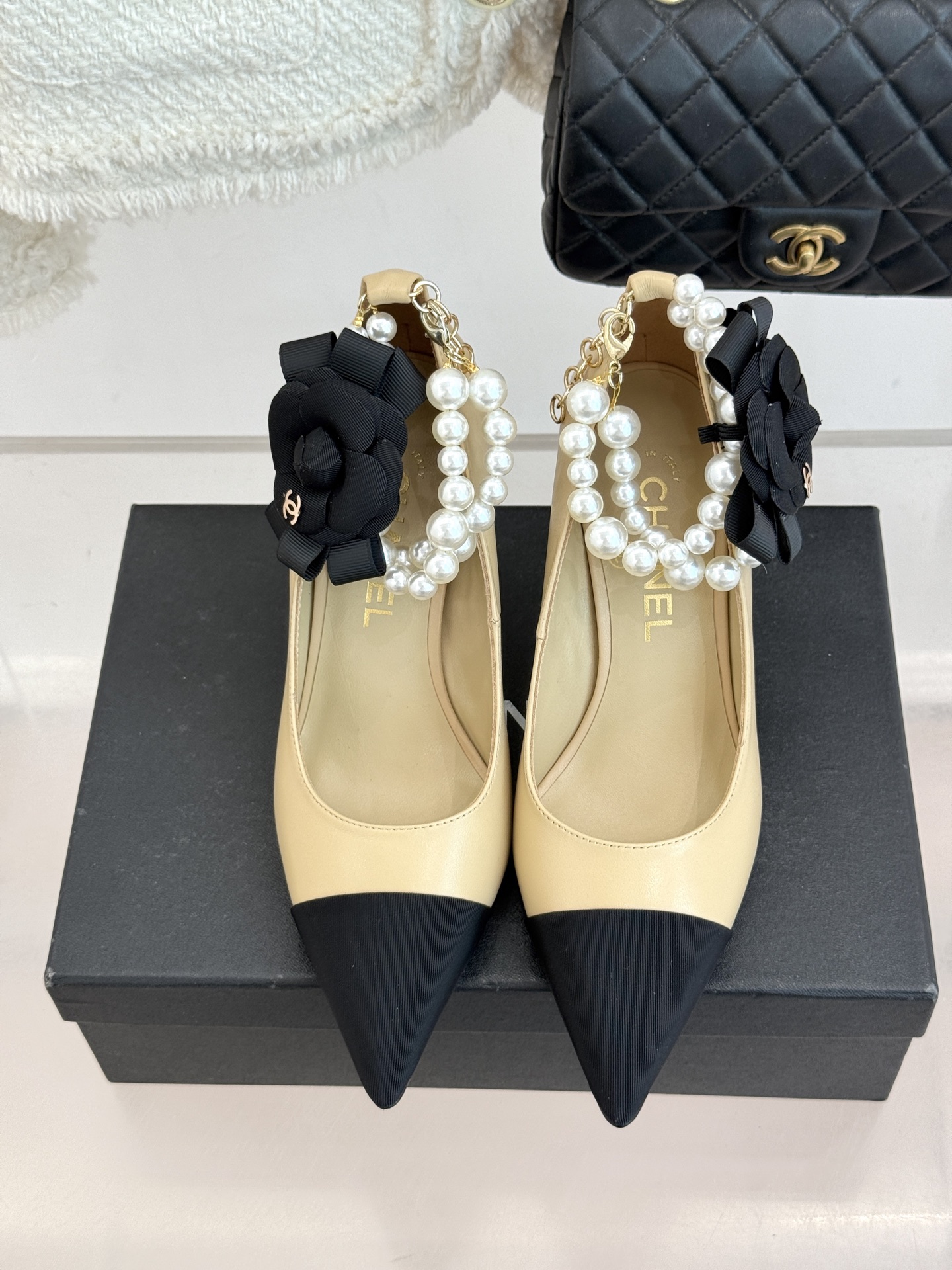 CHANE*｜小香经典脚环大珍珠双C山茶花尖头拼色高跟鞋鞋单鞋这款凉鞋以利落剪裁开启春夏序章。拼色设计碰