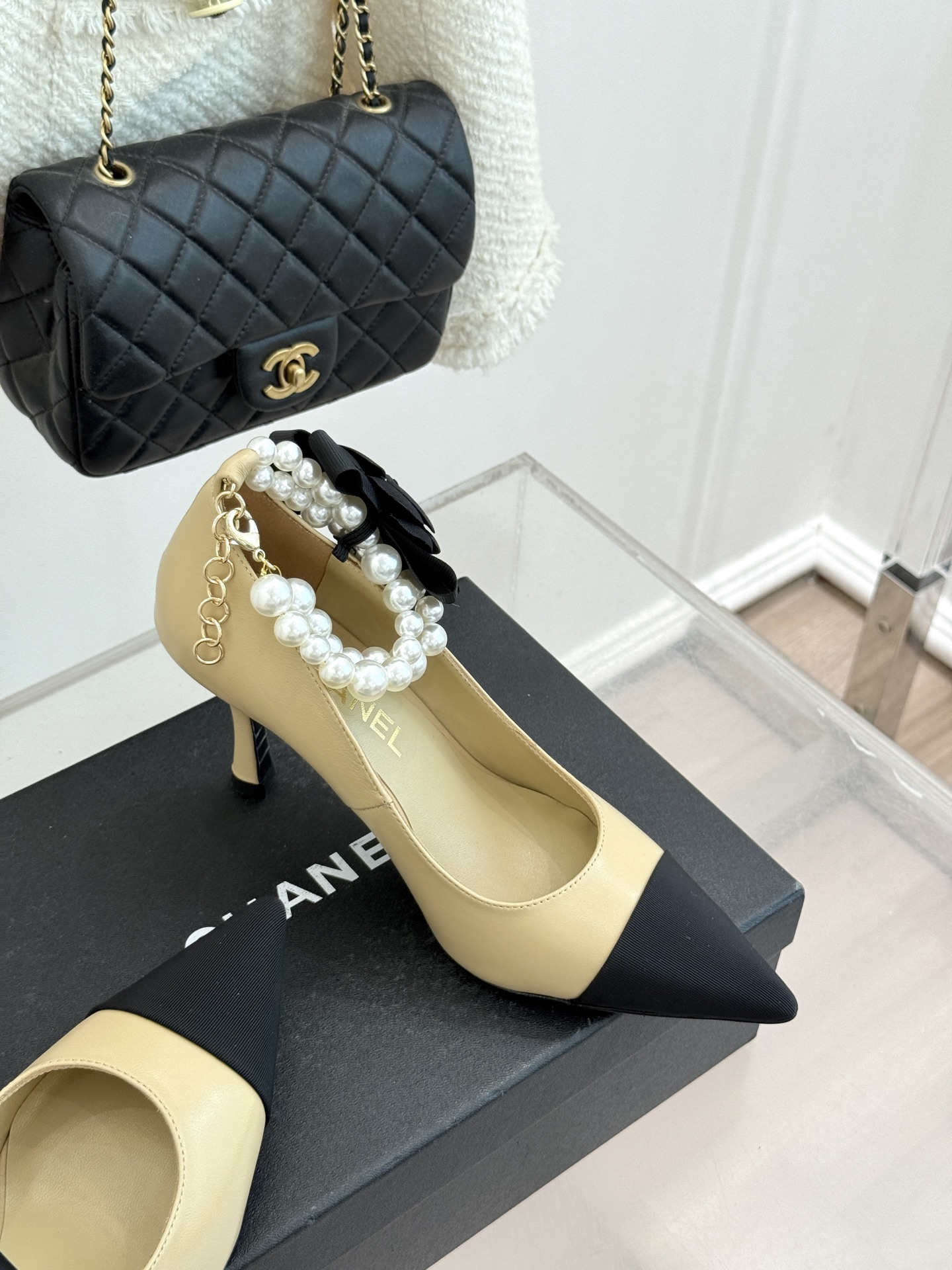 CHANE*｜小香经典脚环大珍珠双C山茶花尖头拼色高跟鞋鞋单鞋这款凉鞋以利落剪裁开启春夏序章。拼色设计碰