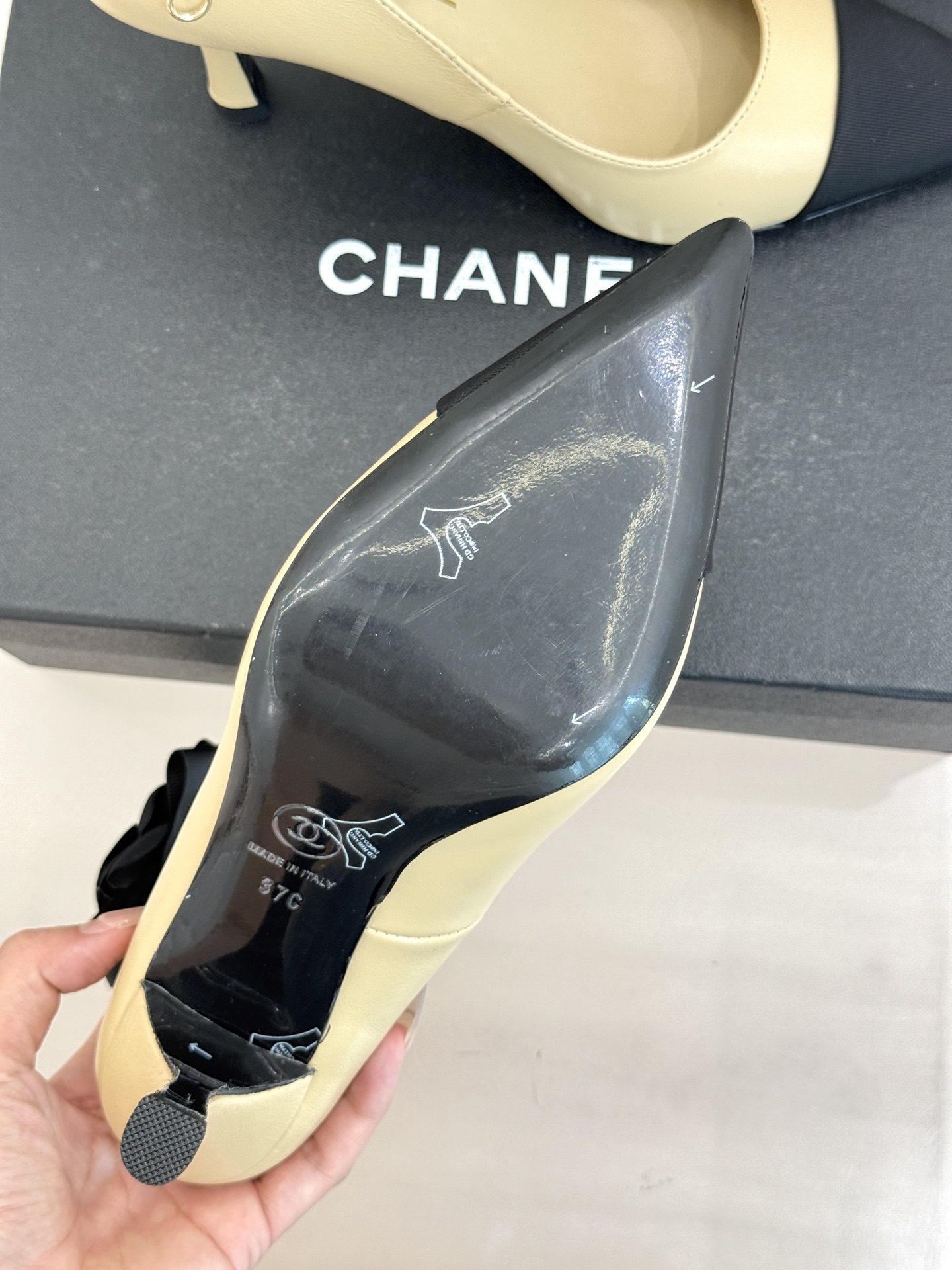 CHANE*｜小香经典脚环大珍珠双C山茶花尖头拼色高跟鞋鞋单鞋这款凉鞋以利落剪裁开启春夏序章。拼色设计碰