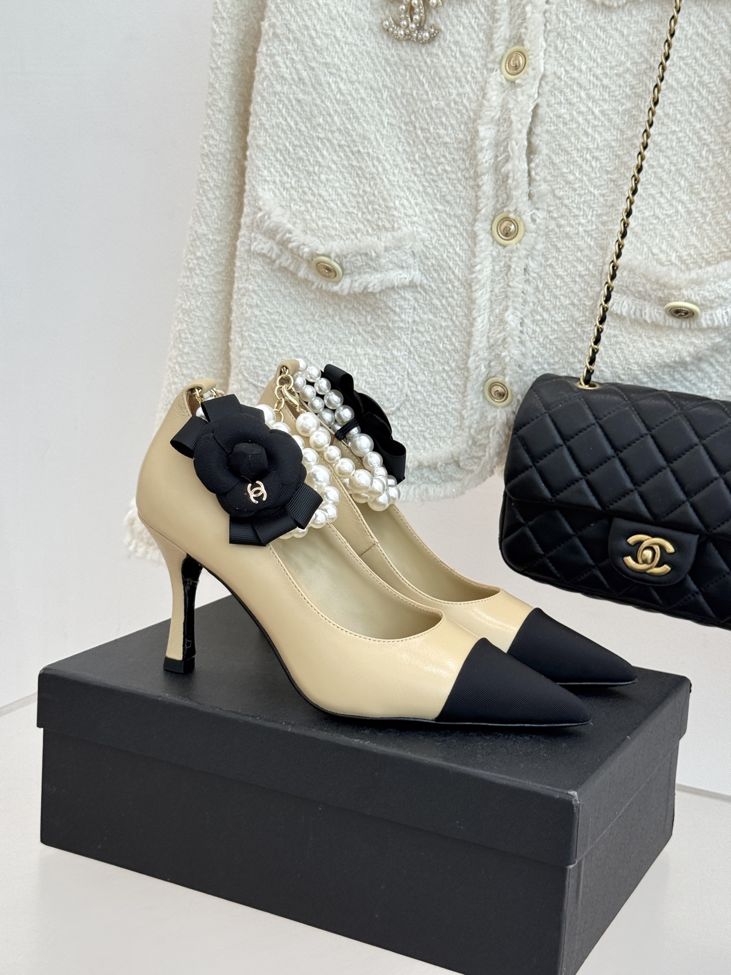 CHANE*｜小香经典脚环大珍珠双C山茶花尖头拼色高跟鞋鞋单鞋这款凉鞋以利落剪裁开启春夏序章。拼色设计碰