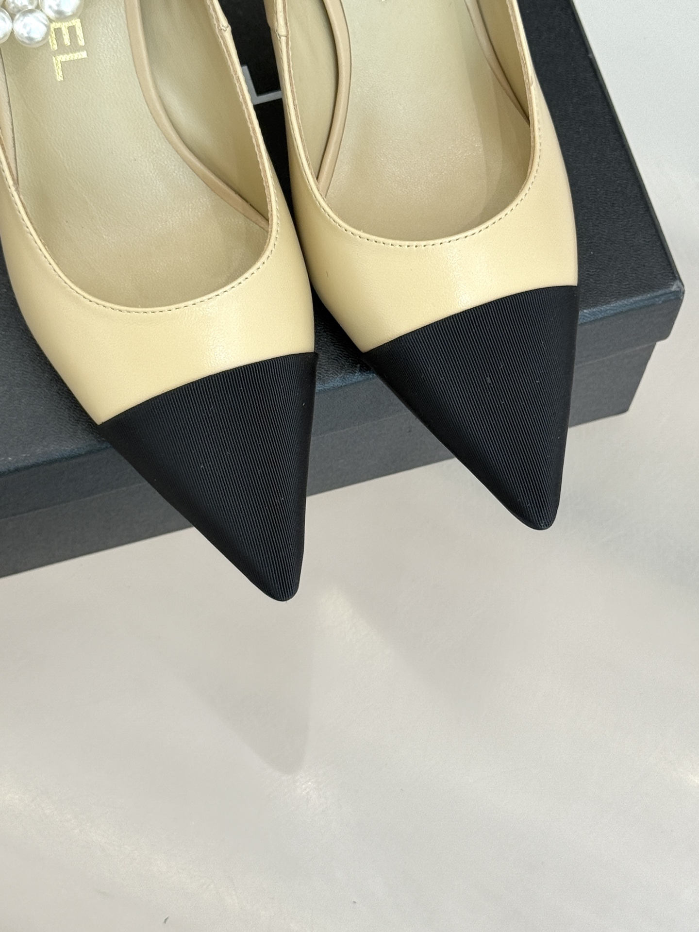 CHANE*｜小香经典脚环大珍珠双C山茶花尖头拼色高跟鞋鞋单鞋这款凉鞋以利落剪裁开启春夏序章。拼色设计碰