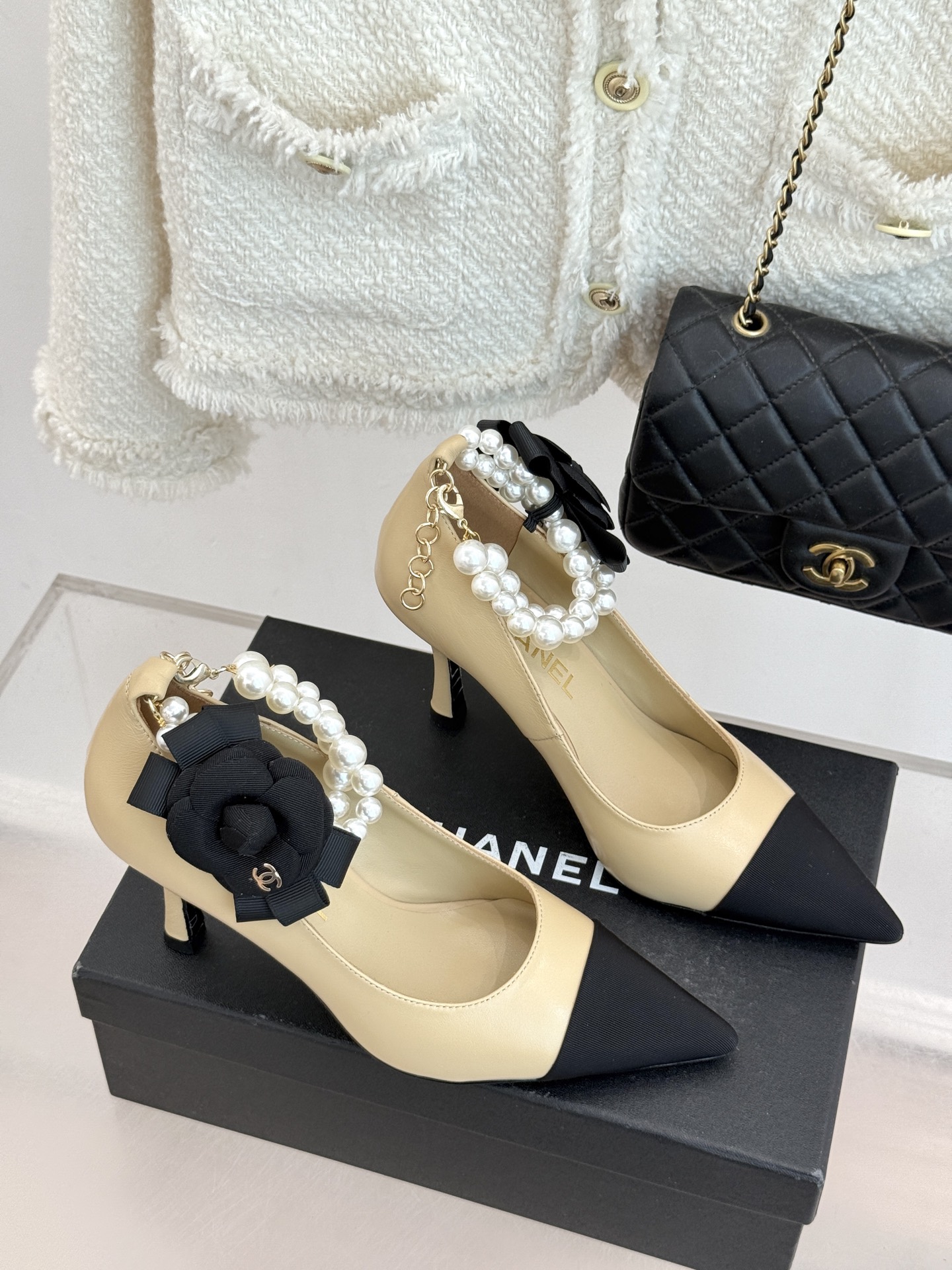 CHANE*｜小香经典脚环大珍珠双C山茶花尖头拼色高跟鞋鞋单鞋这款凉鞋以利落剪裁开启春夏序章。拼色设计碰