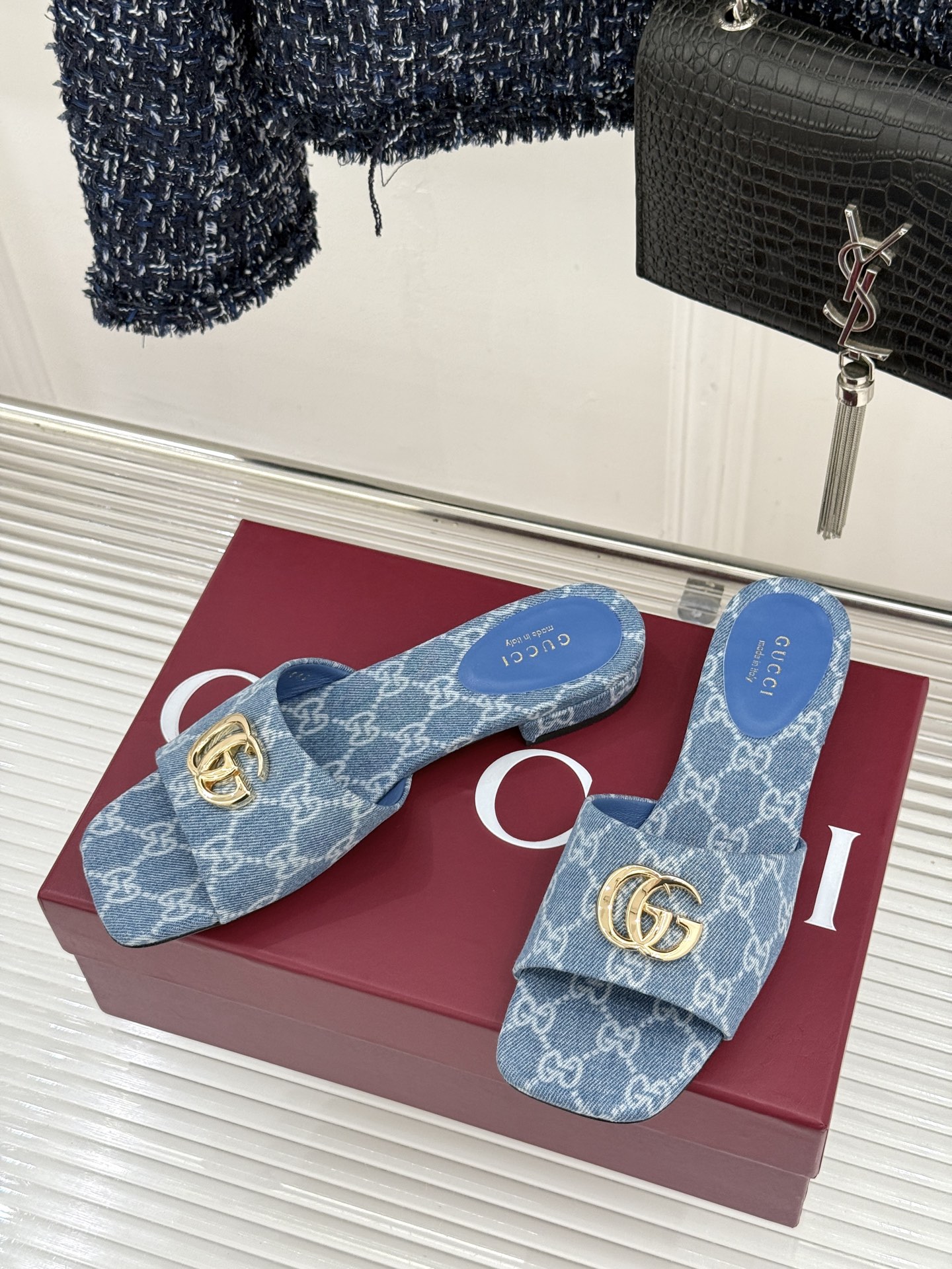 Gucci/古驰26WF春夏新品马衔扣老花粗跟拖鞋以时光为经纬 以自由为针线将品牌「随性的华美」具象为足