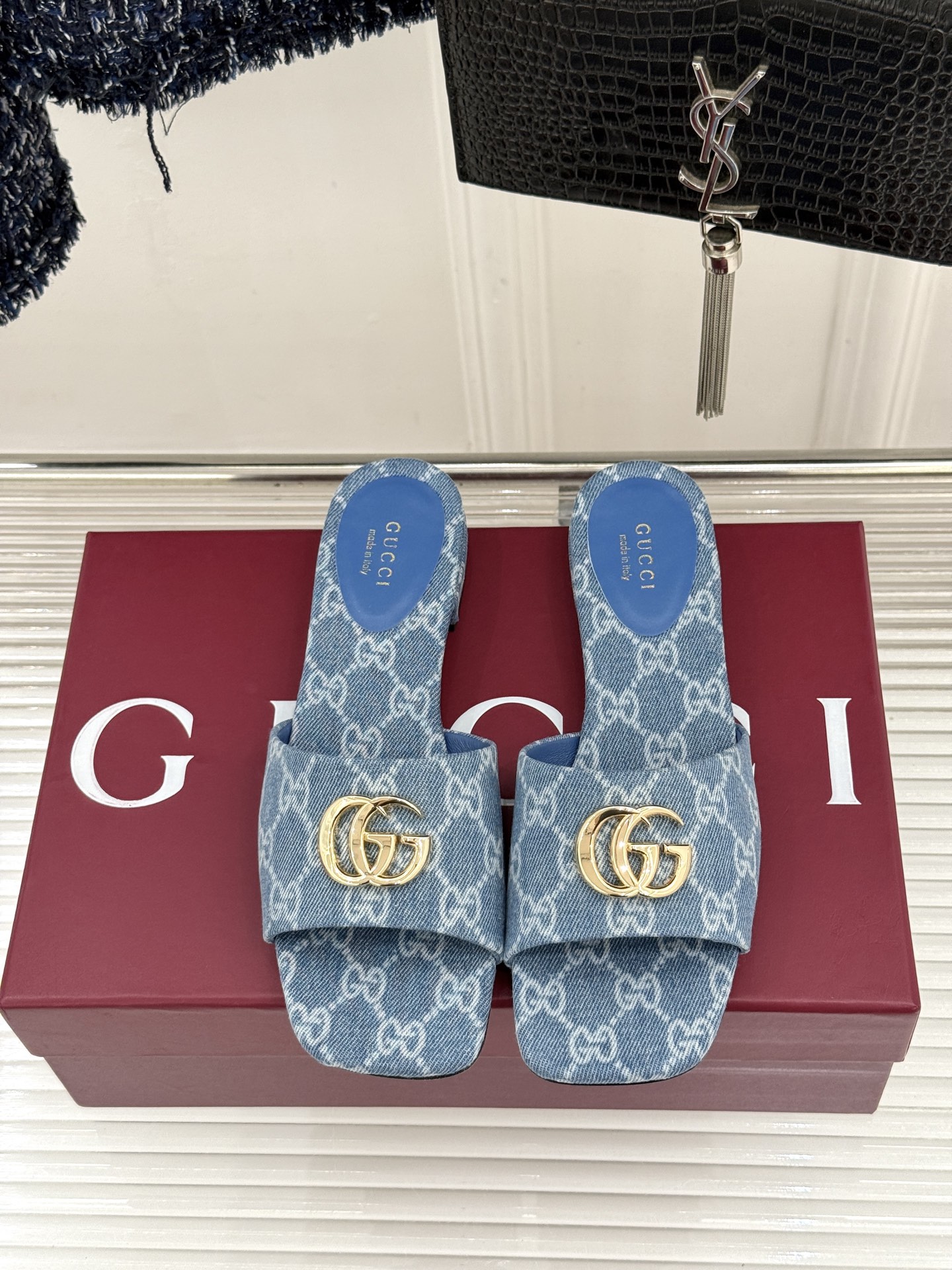 Gucci/古驰26WF春夏新品马衔扣老花粗跟拖鞋以时光为经纬 以自由为针线将品牌「随性的华美」具象为足