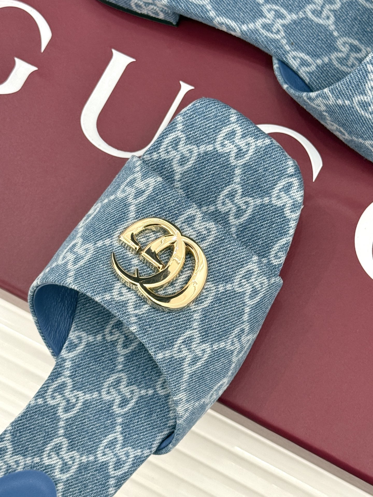 Gucci/古驰26WF春夏新品马衔扣老花粗跟拖鞋以时光为经纬 以自由为针线将品牌「随性的华美」具象为足