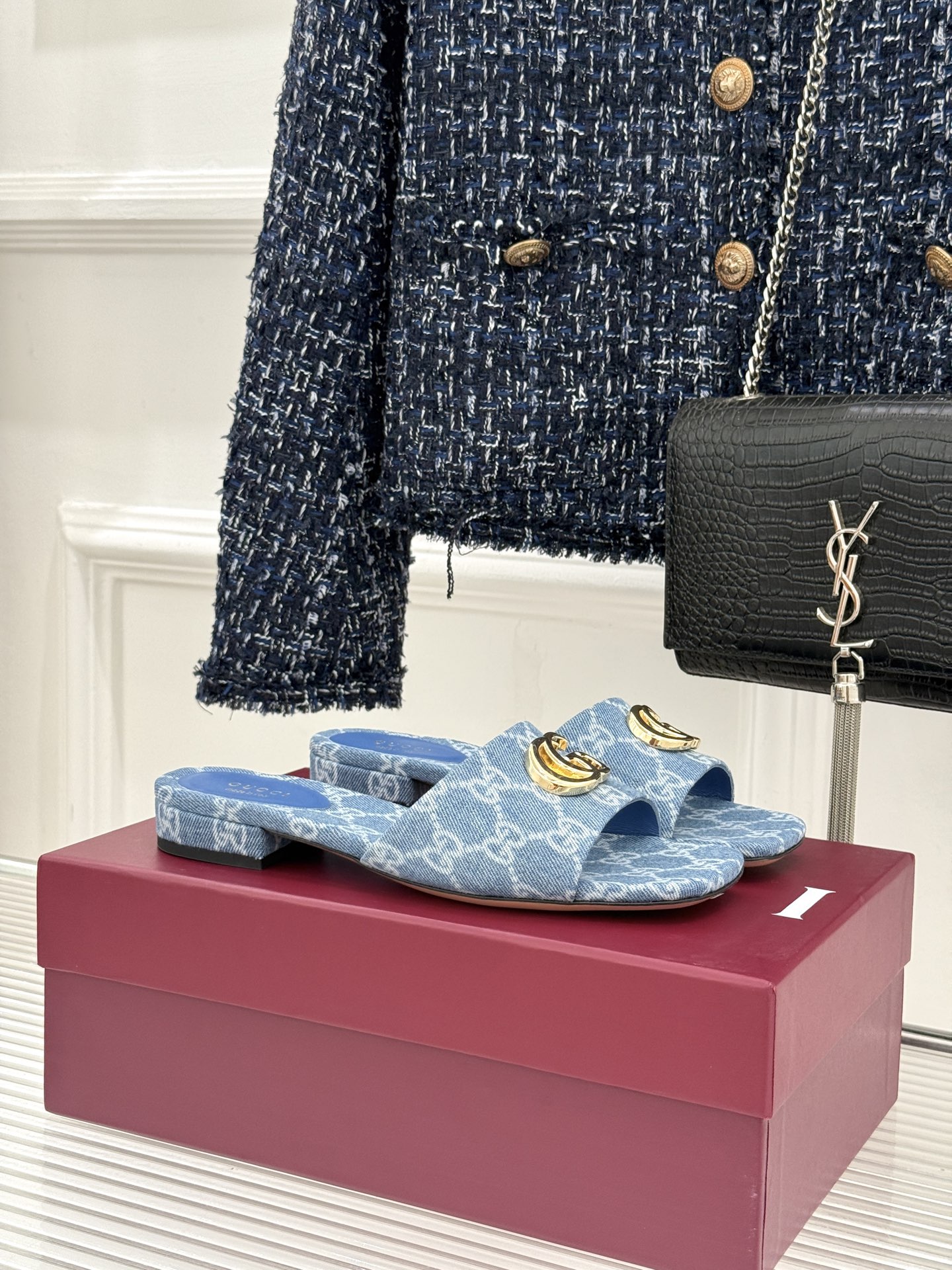 Gucci/古驰26WF春夏新品马衔扣老花粗跟拖鞋以时光为经纬 以自由为针线将品牌「随性的华美」具象为足