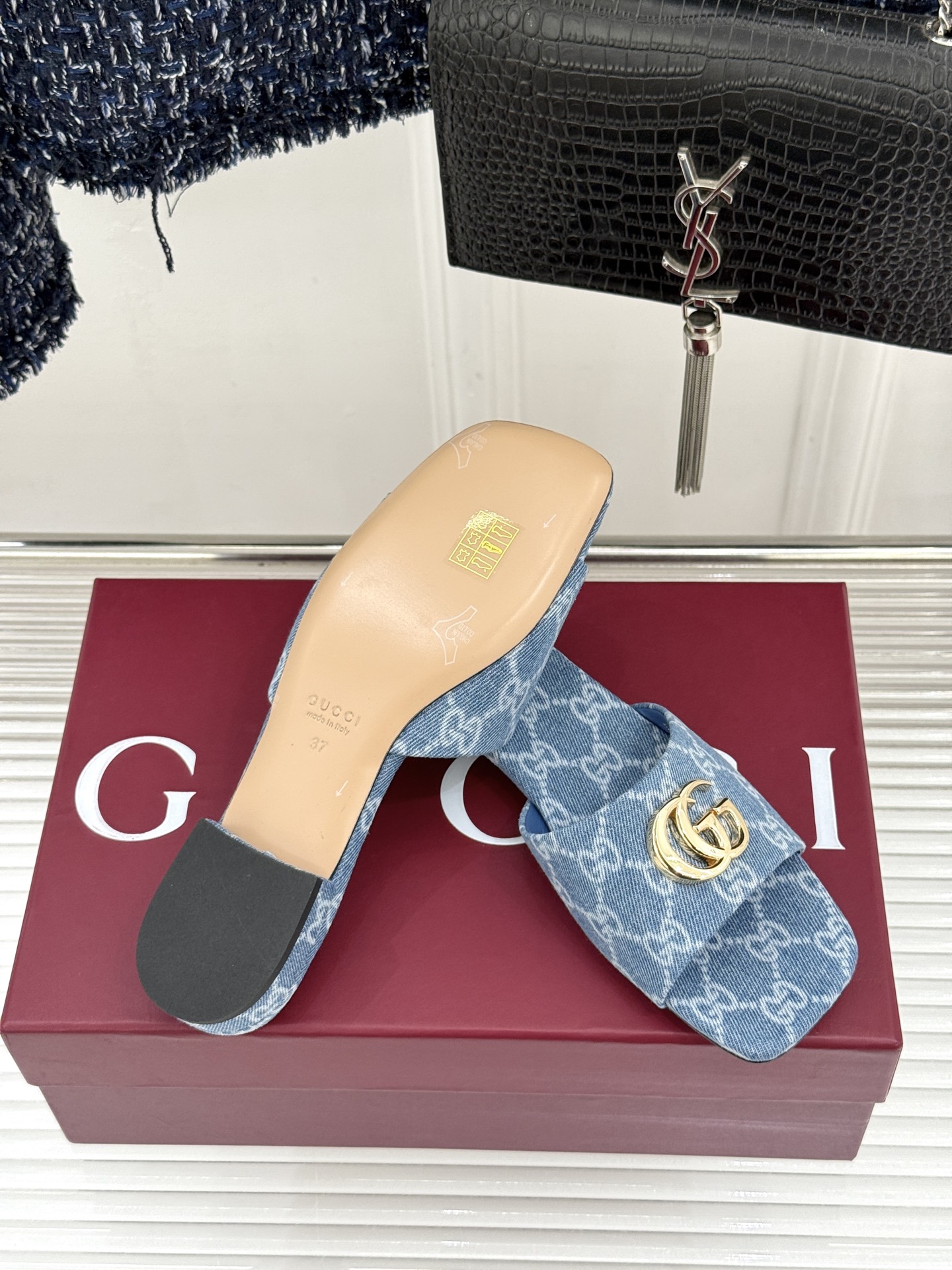 Gucci/古驰26WF春夏新品马衔扣老花粗跟拖鞋以时光为经纬 以自由为针线将品牌「随性的华美」具象为足
