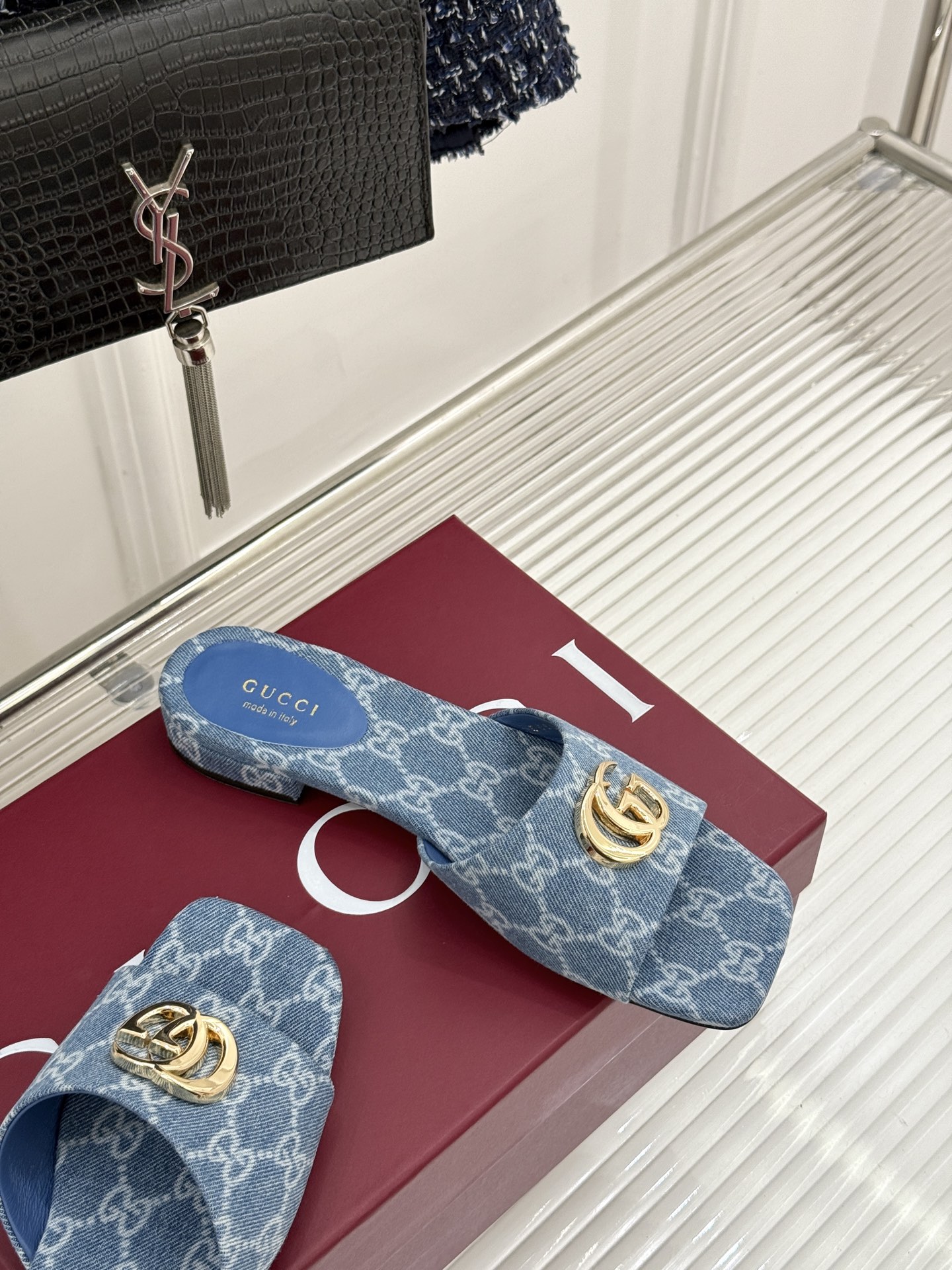 Gucci/古驰26WF春夏新品马衔扣老花粗跟拖鞋以时光为经纬 以自由为针线将品牌「随性的华美」具象为足