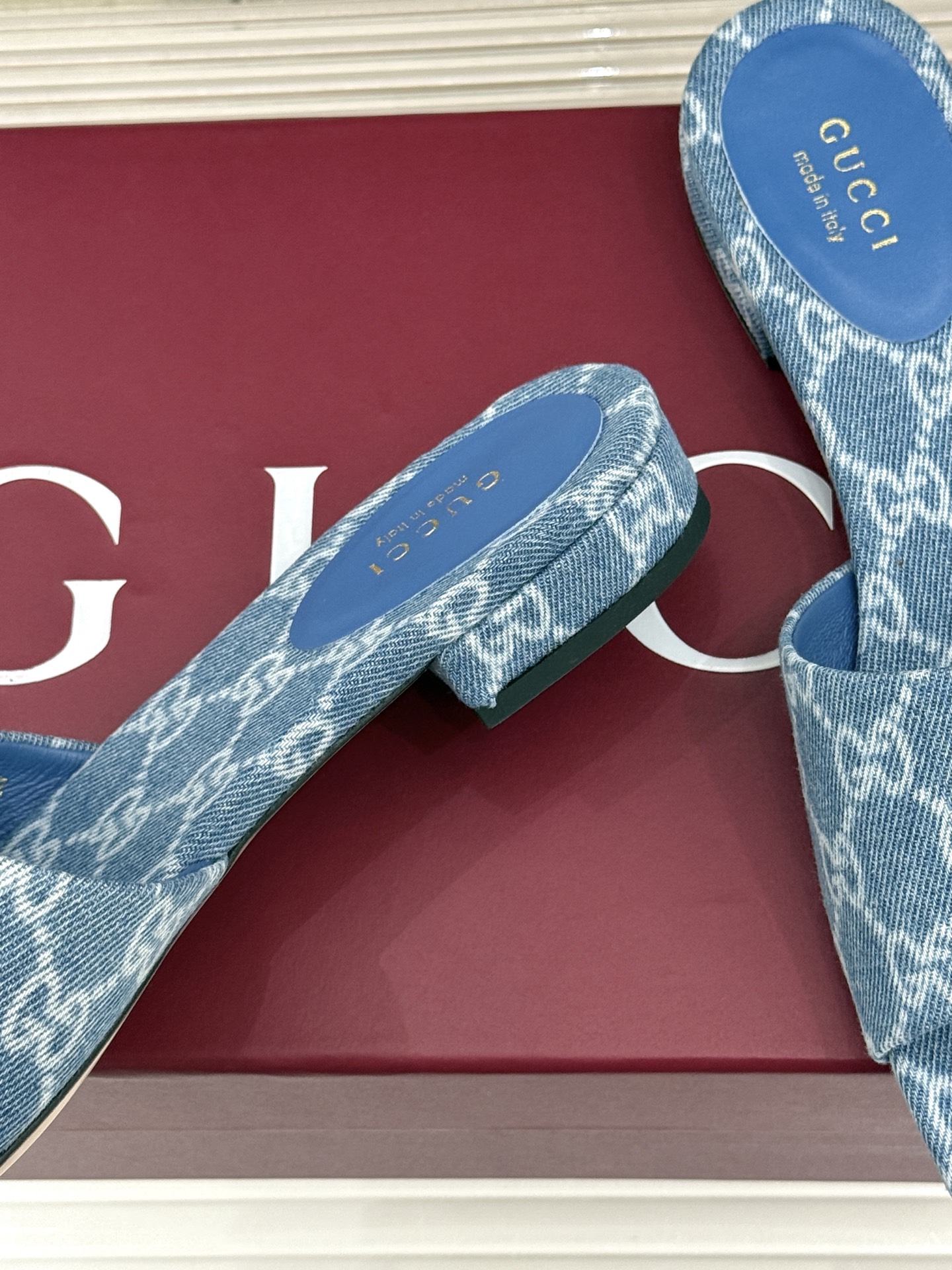 Gucci/古驰26WF春夏新品马衔扣老花粗跟拖鞋以时光为经纬 以自由为针线将品牌「随性的华美」具象为足