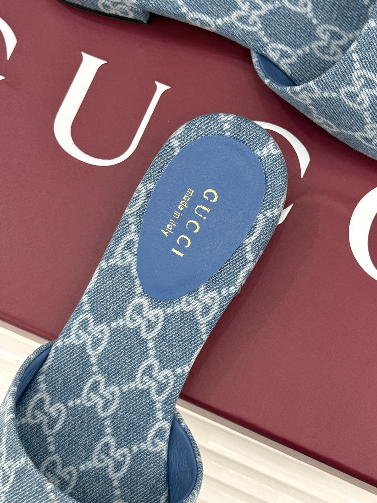 Gucci/古驰26WF春夏新品马衔扣老花粗跟拖鞋以时光为经纬 以自由为针线将品牌「随性的华美」具象为足