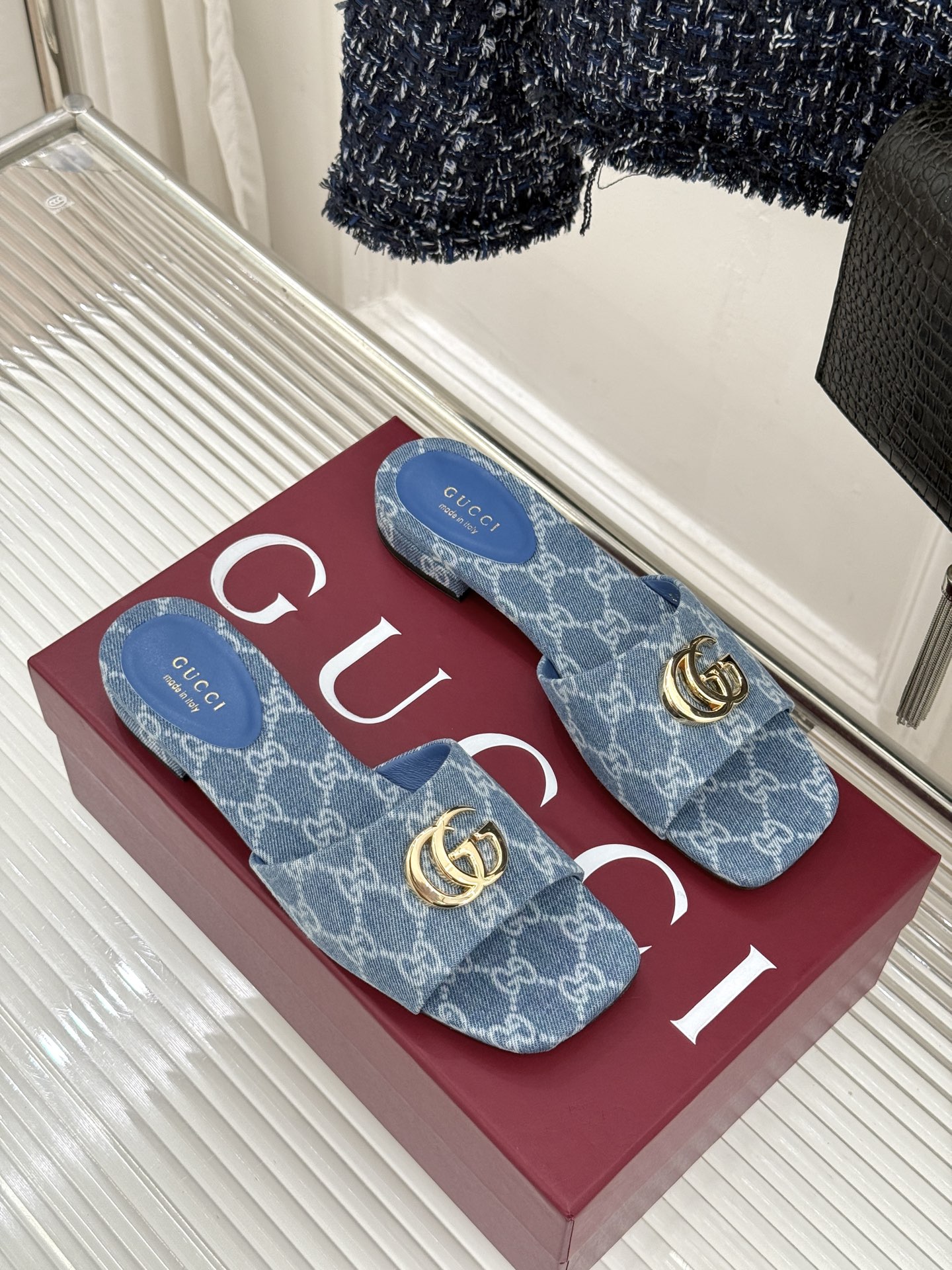 Gucci/古驰26WF春夏新品马衔扣老花粗跟拖鞋以时光为经纬 以自由为针线将品牌「随性的华美」具象为足