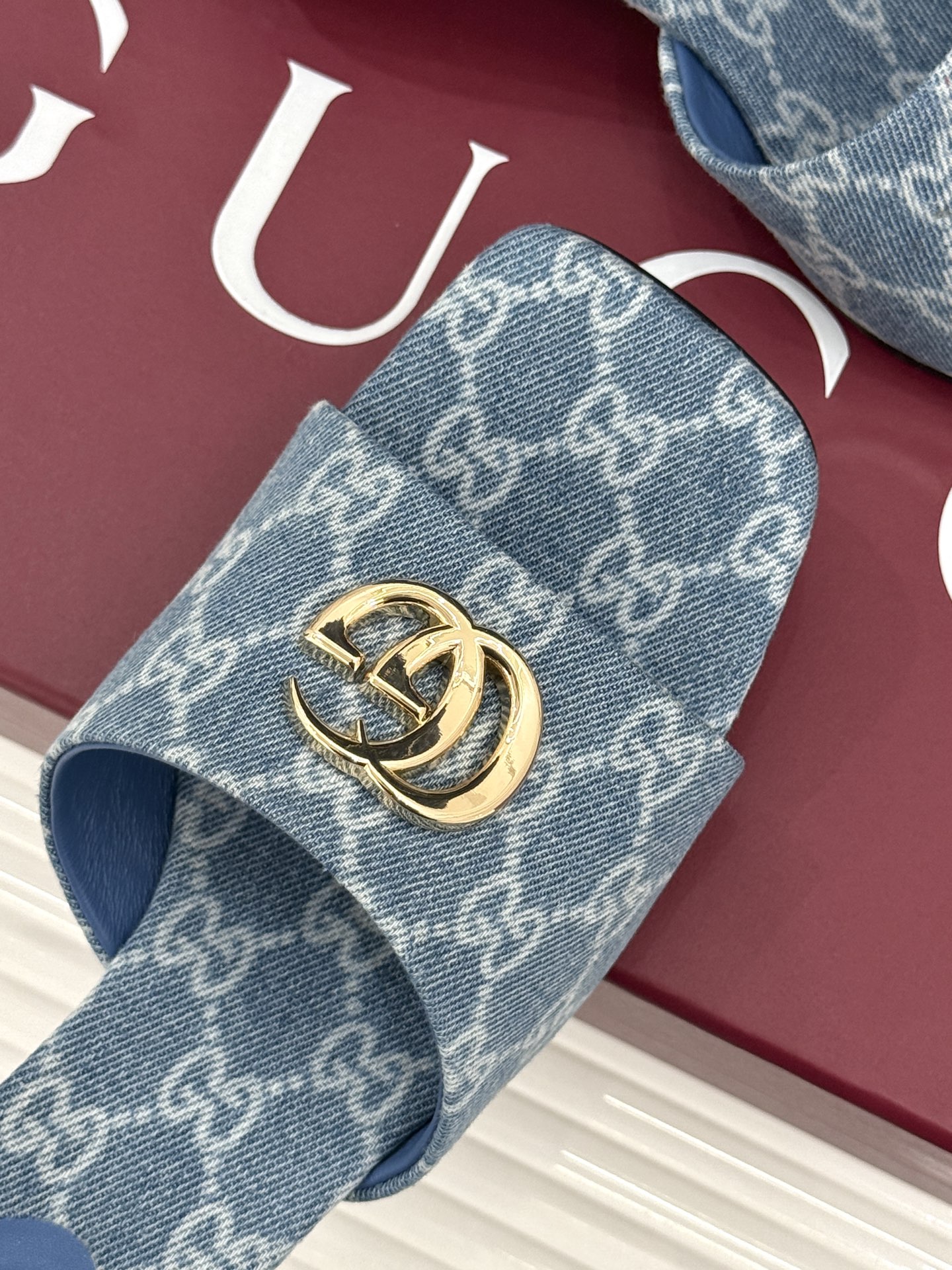 Gucci/古驰26WF春夏新品马衔扣老花粗跟拖鞋以时光为经纬 以自由为针线将品牌「随性的华美」具象为足