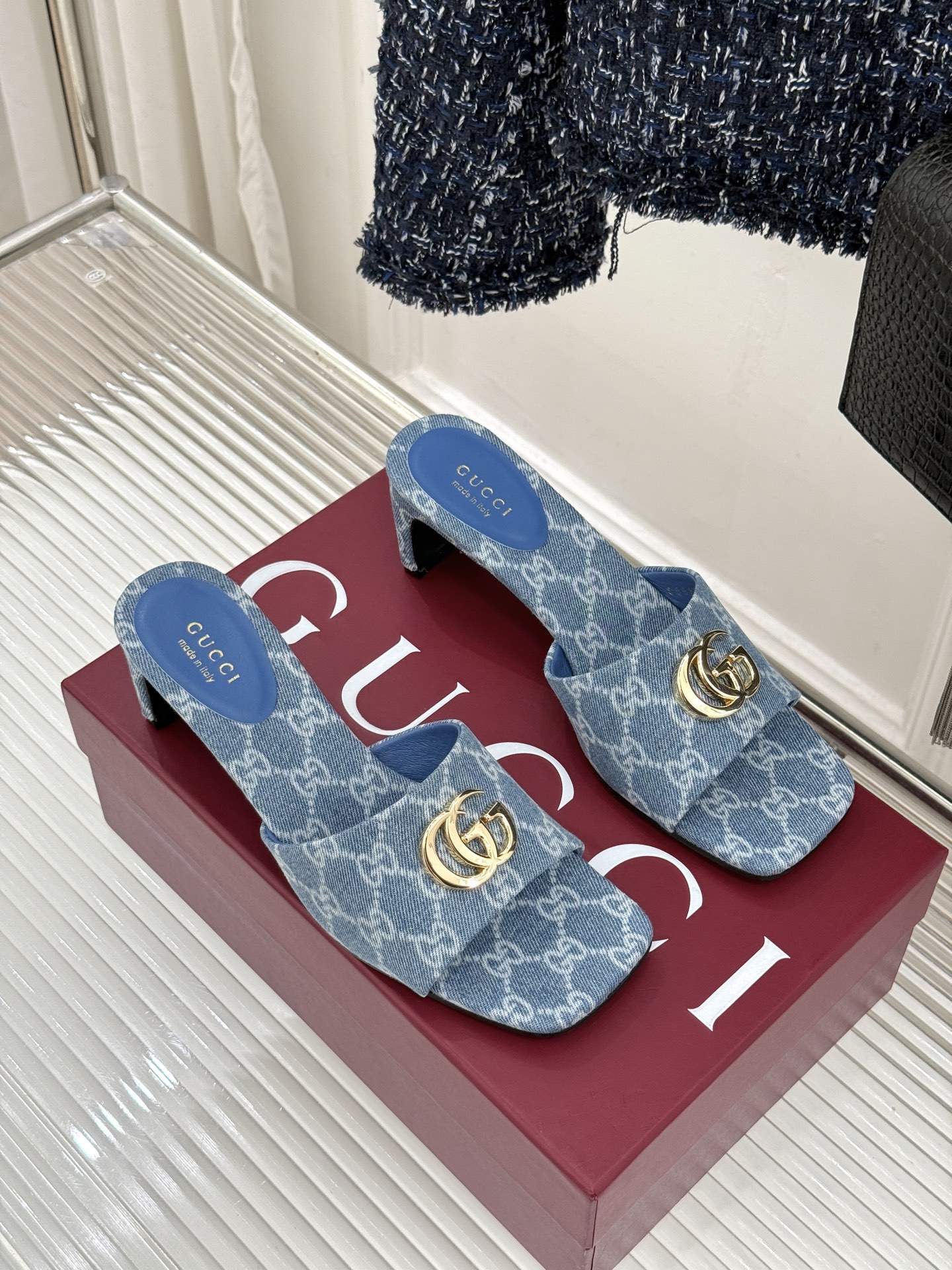 Gucci/古驰26WF春夏新品马衔扣老花粗跟拖鞋以时光为经纬 以自由为针线将品牌「随性的华美」具象为足