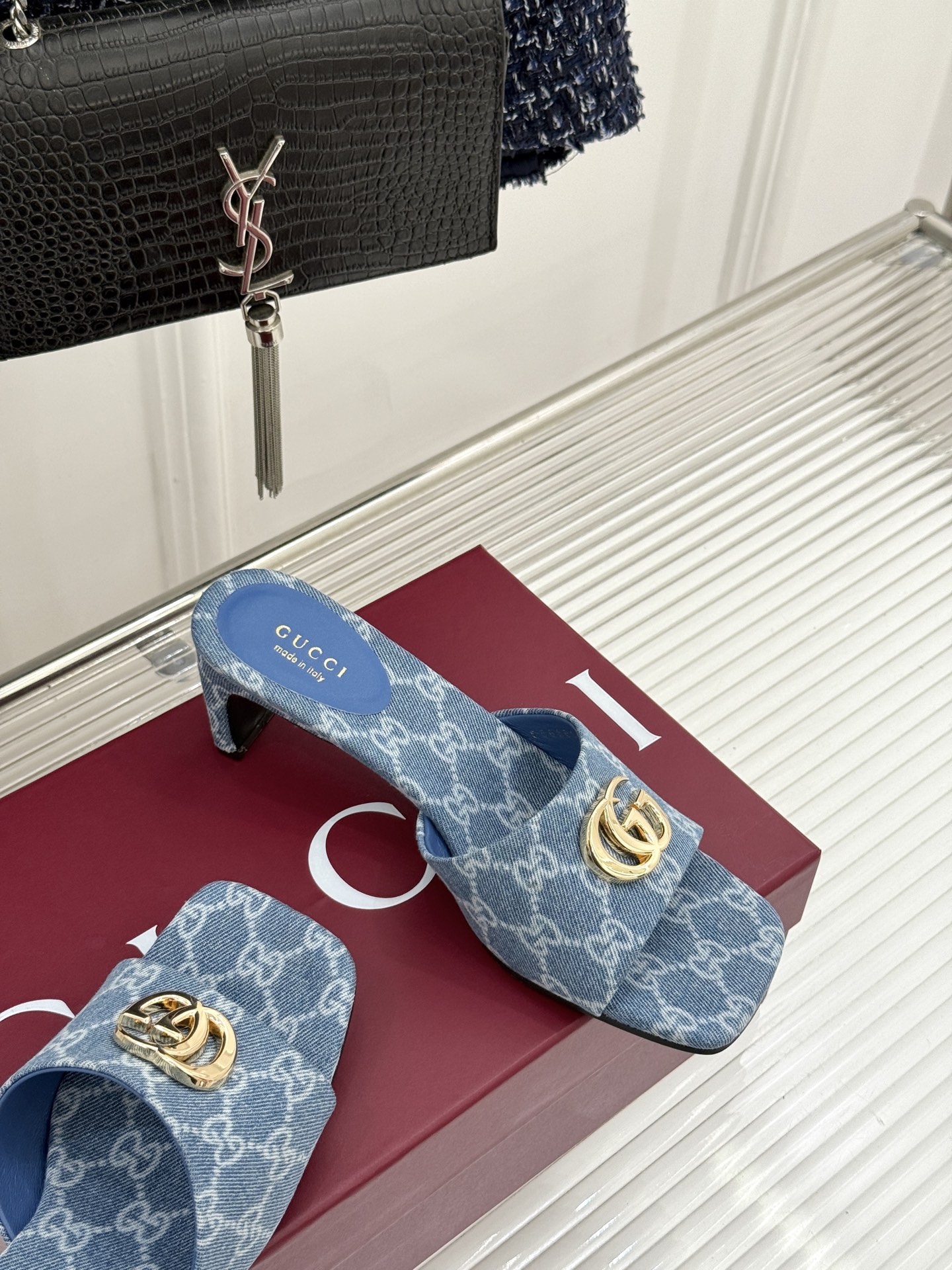 Gucci/古驰26WF春夏新品马衔扣老花粗跟拖鞋以时光为经纬 以自由为针线将品牌「随性的华美」具象为足