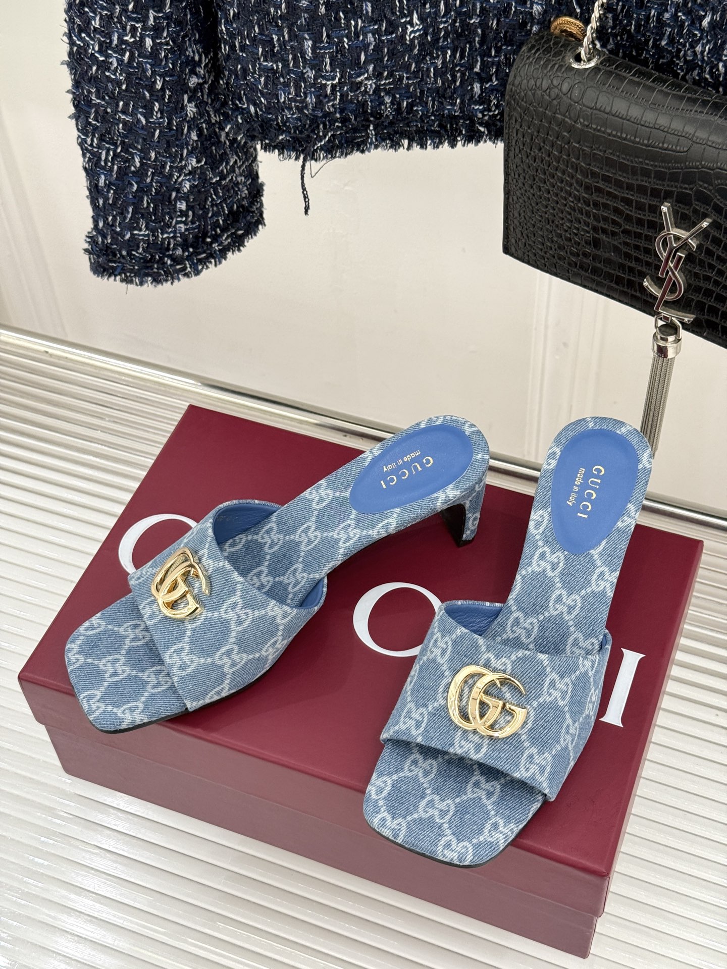 Gucci/古驰26WF春夏新品马衔扣老花粗跟拖鞋以时光为经纬 以自由为针线将品牌「随性的华美」具象为足