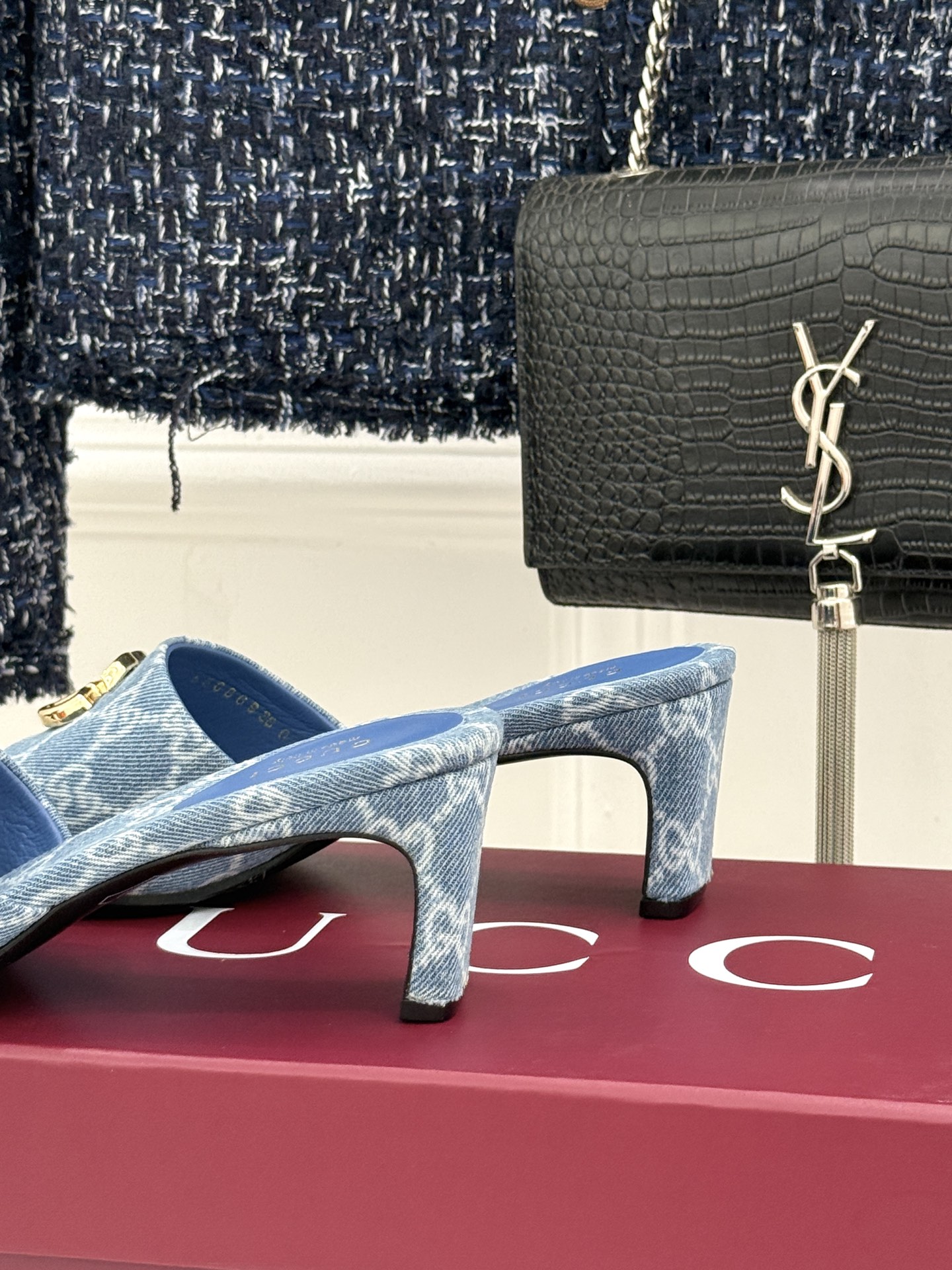 Gucci/古驰26WF春夏新品马衔扣老花粗跟拖鞋以时光为经纬 以自由为针线将品牌「随性的华美」具象为足