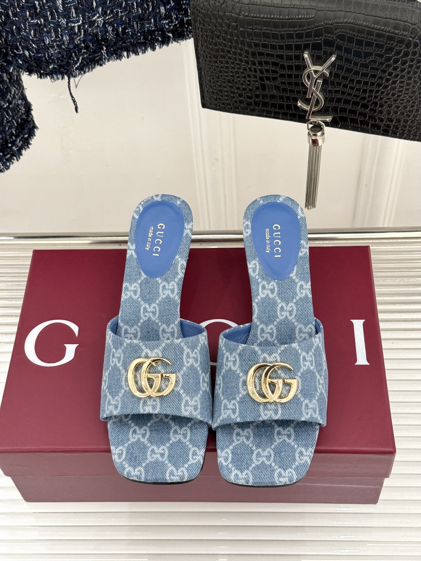Gucci/古驰26WF春夏新品马衔扣老花粗跟拖鞋以时光为经纬 以自由为针线将品牌「随性的华美」具象为足