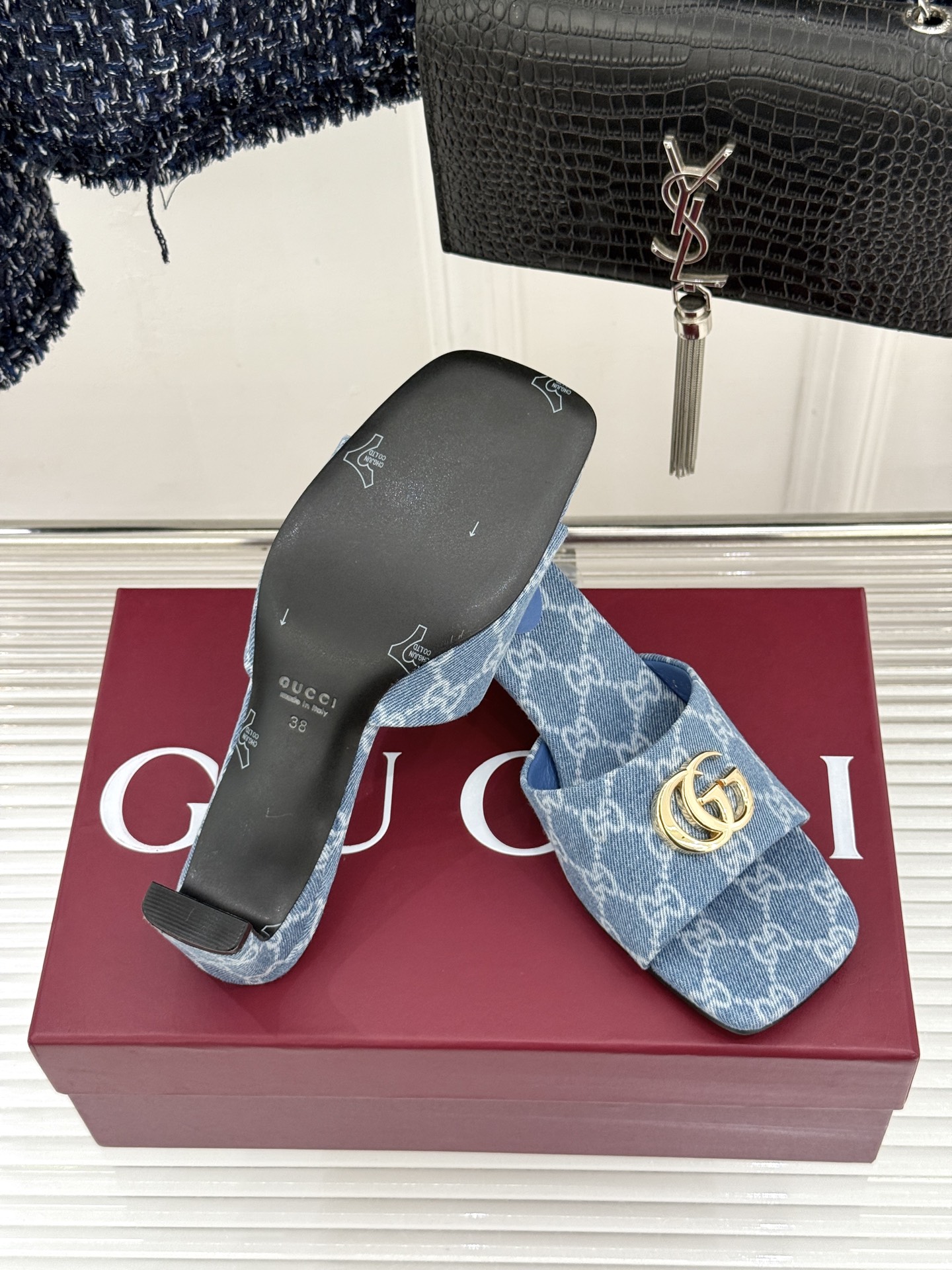 Gucci/古驰26WF春夏新品马衔扣老花粗跟拖鞋以时光为经纬 以自由为针线将品牌「随性的华美」具象为足