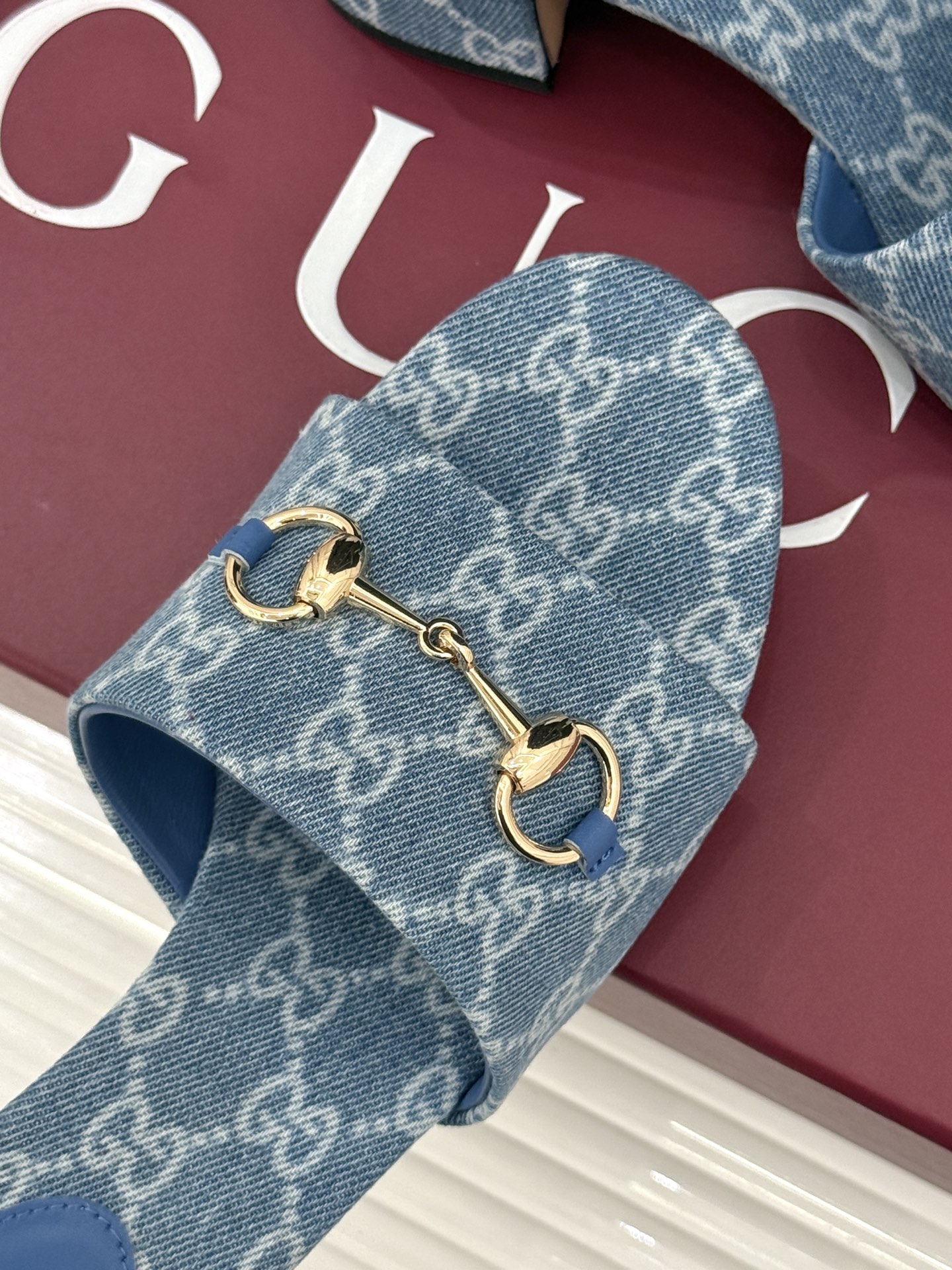 Gucci/古驰26WF春夏新品马衔扣老花粗跟拖鞋以时光为经纬 以自由为针线将品牌「随性的华美」具象为足