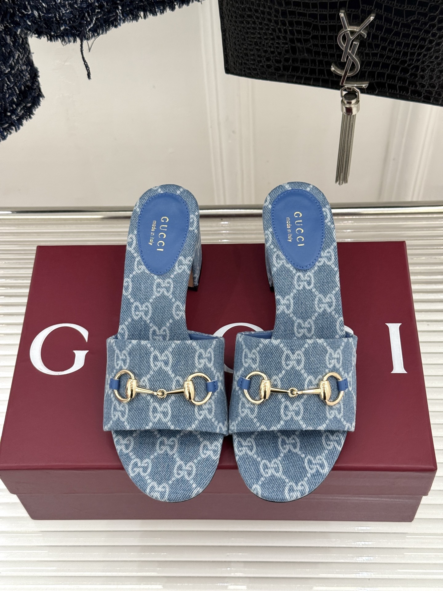 Gucci/古驰26WF春夏新品马衔扣老花粗跟拖鞋以时光为经纬 以自由为针线将品牌「随性的华美」具象为足